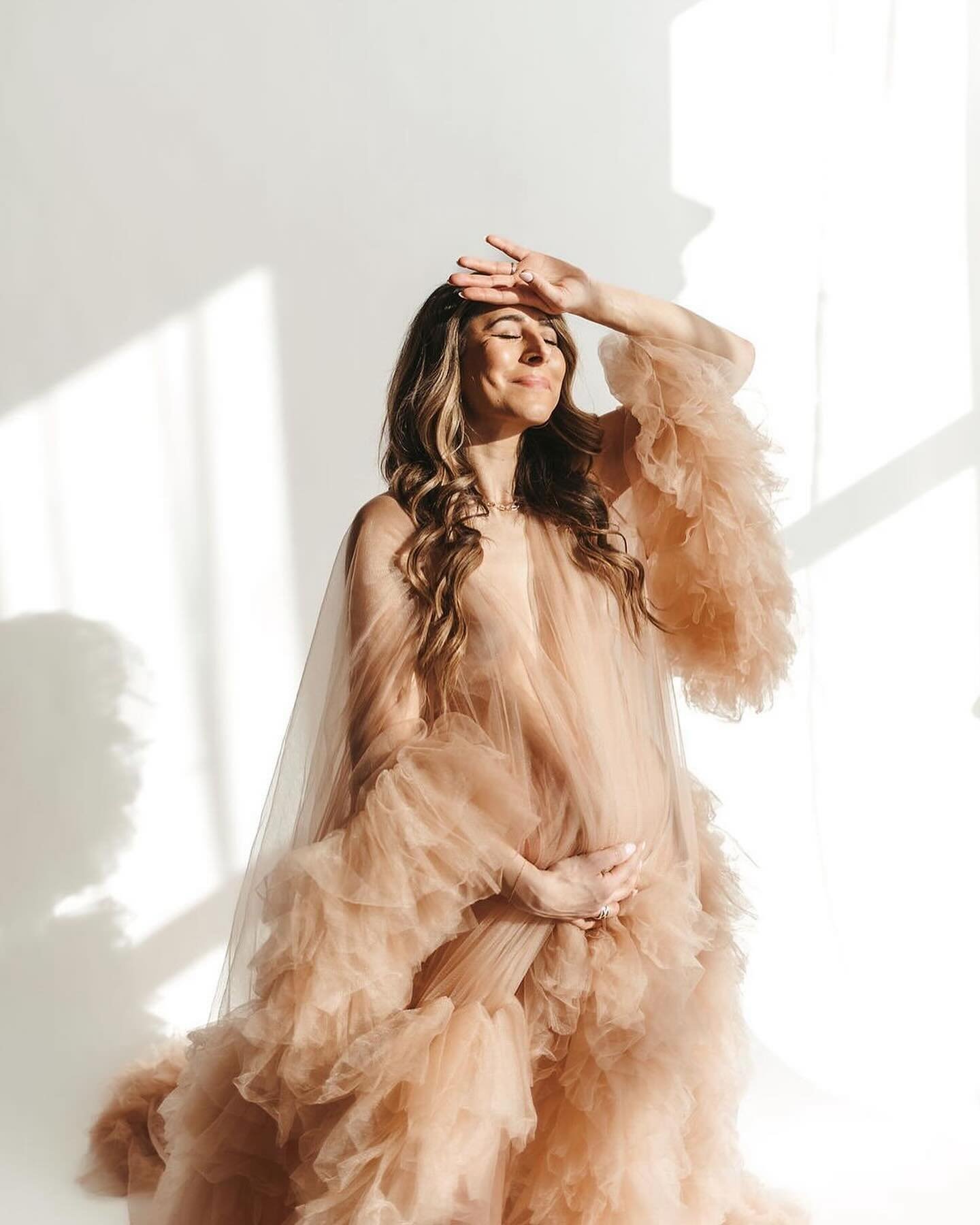 Such a beautiful maternity session shot in studio one by @katrinanoellephotography 🤍 and the dress!!!✨

Mother&rsquo;s Day is will be here soon, make sure to get your sessions booked! 💐 link in bio to book! 

#studiosession #lousivilleky #studio #m