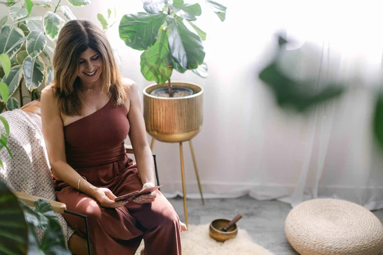 Jennifer seated in reflection during a Highest Source Healing experience