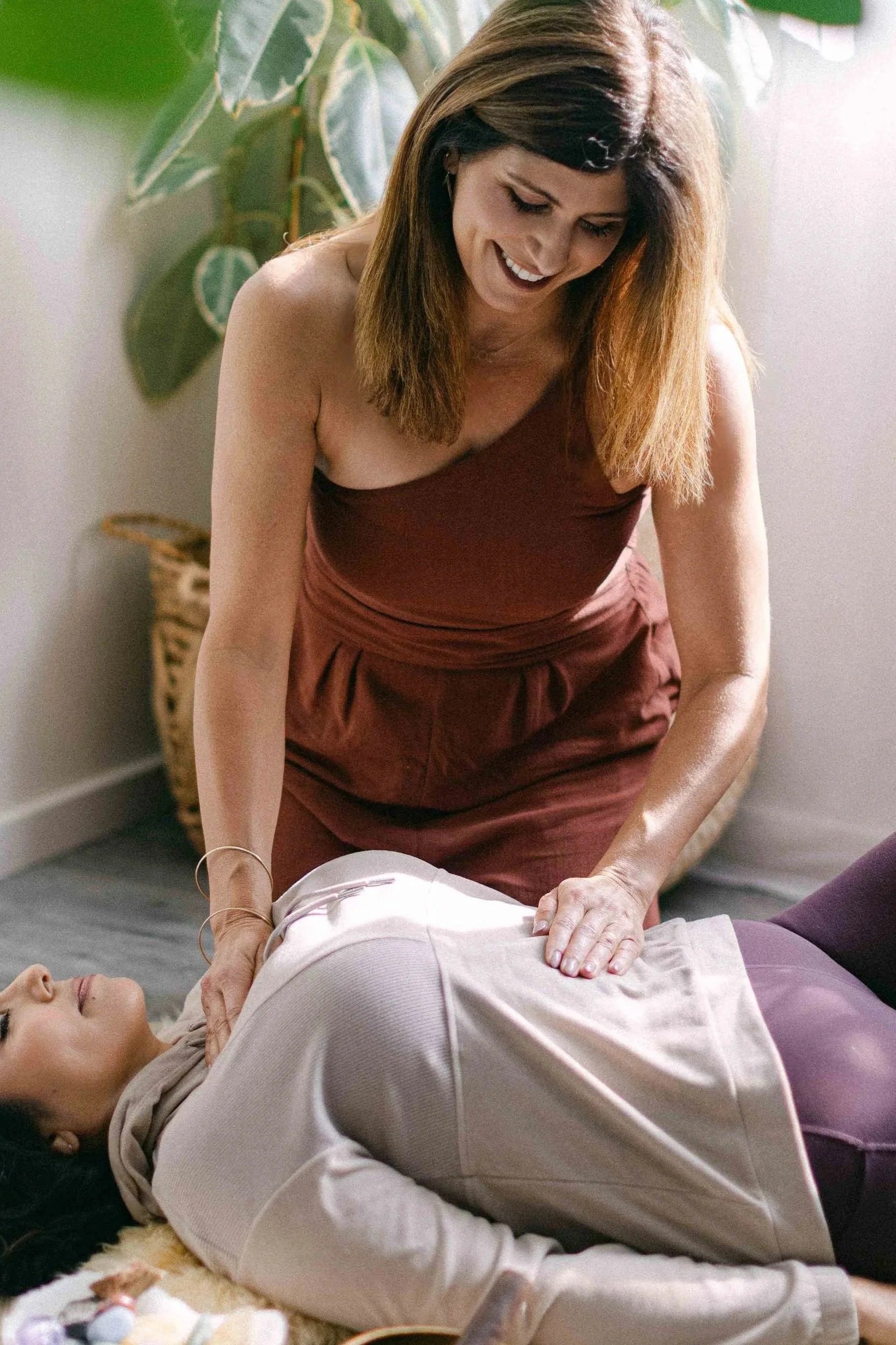 Jennifer providing hands-on Reiki during a private healing session in Orange County, California.