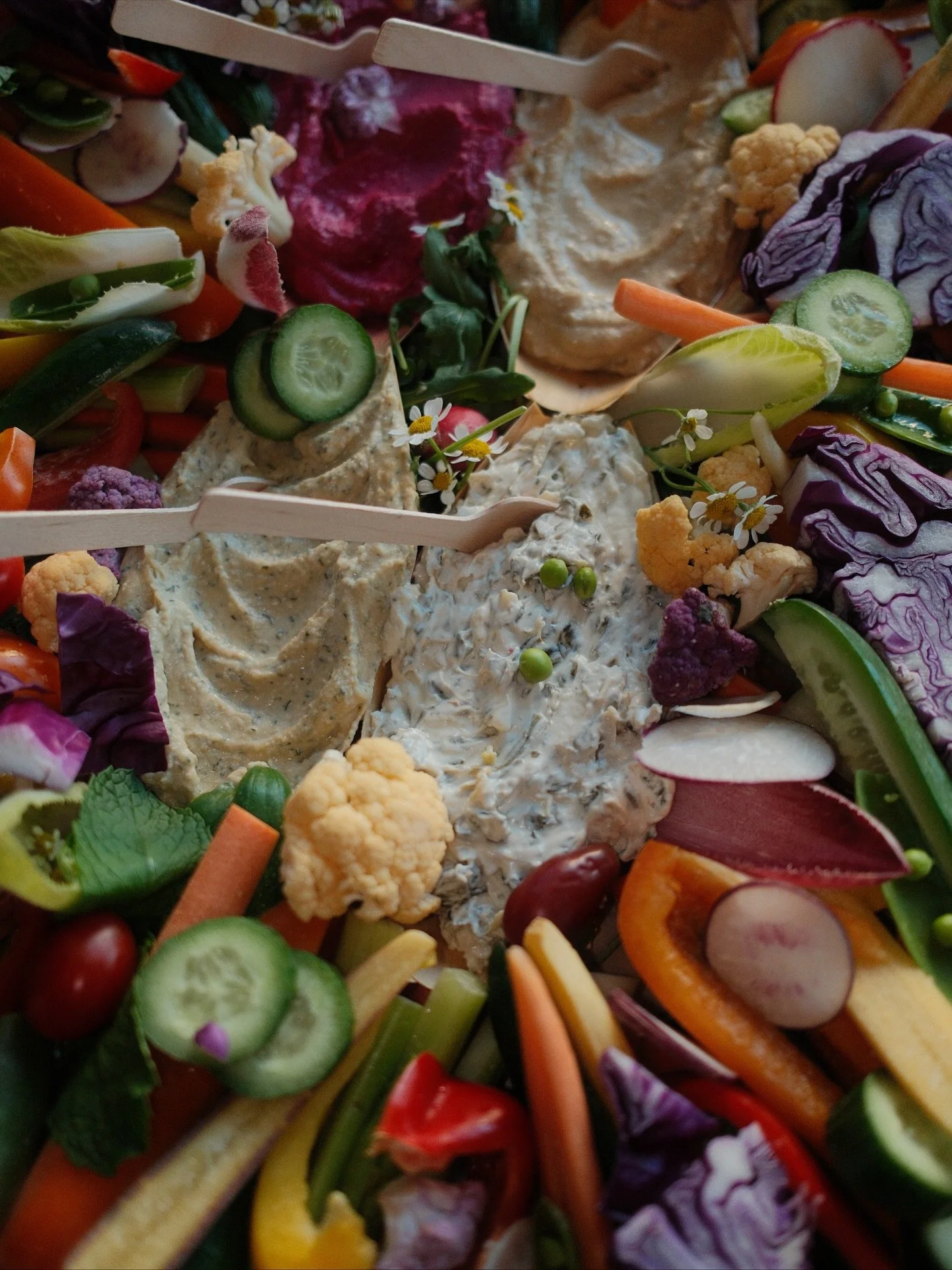 A little moment for the crudes featuring the smooth creamy @ithacahummus we used: 
Lemon Beet
Jalapeño Lime
Roasted Red Pepper
Lemon Dill
Classic Hummus
French Onion 
One thing that truly sets Grazing Gouda apart is the variety and freshne