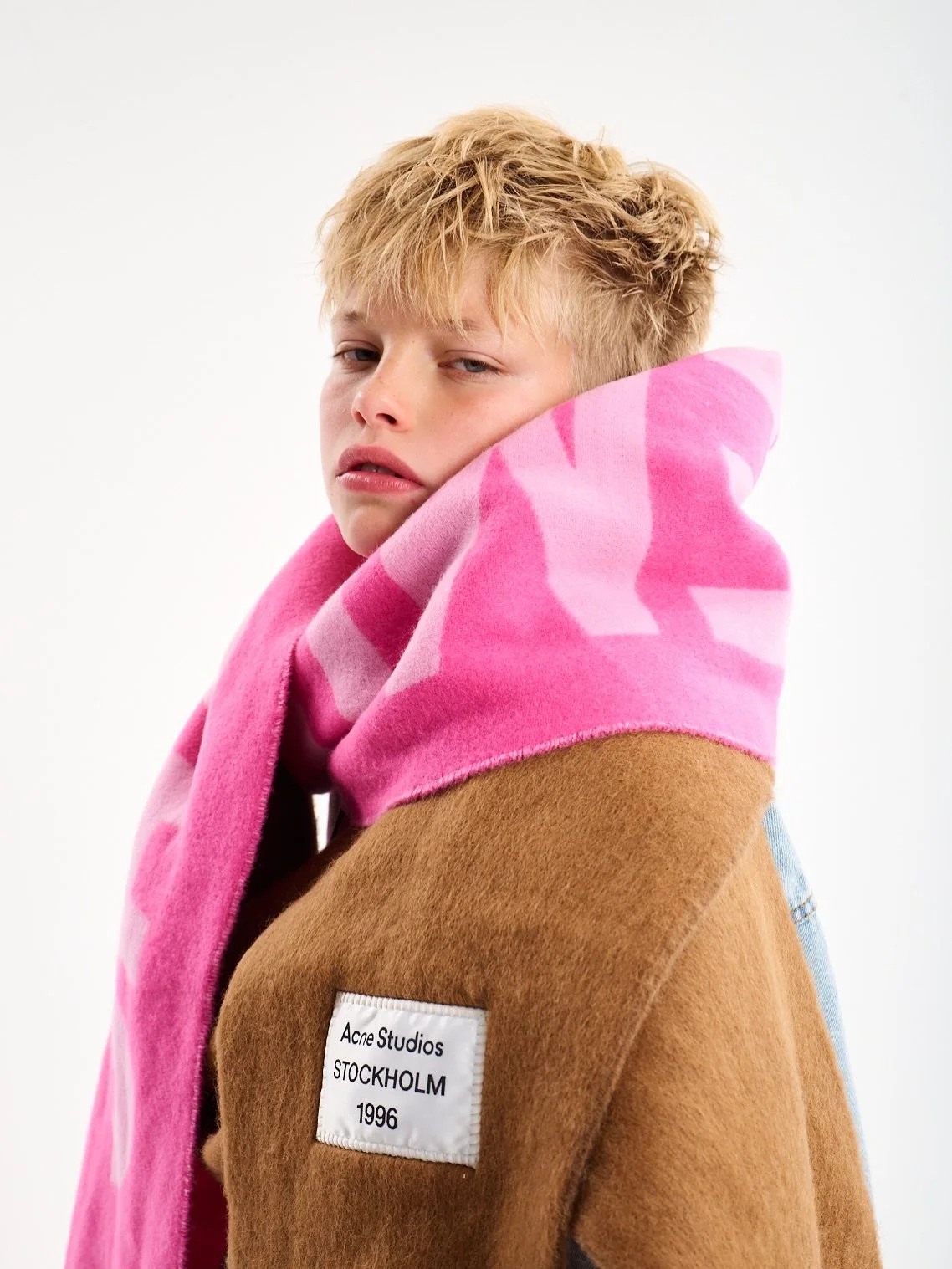 Sun&rsquo;s out! Serving winter vibes on an autumn day🧣#kidseditorial #stylist #fashionstylist

Production:&nbsp;@letscreateproductions
Concept:&nbsp;@kirstenkrumme_&nbsp;&amp;&nbsp;@noordeboer
Photographer:&nbsp;@lotte.schriek
Make-up &amp; Hair:&n