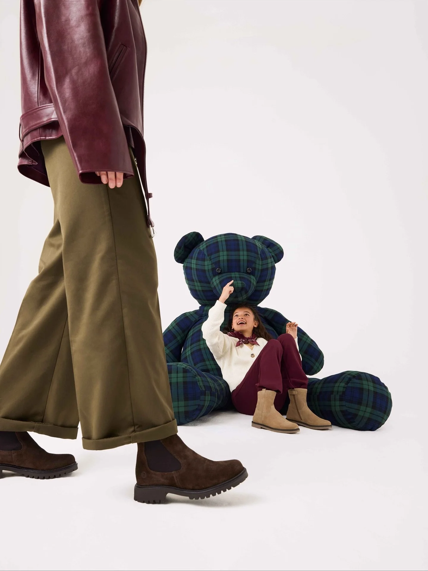 NEW WORK for @ziengsschoenen 🧸🪩

Concept, styling and art direction in collaboration with @letscreateproductions photo @lisadewolf.photography video @bycarlijn.jpg muah @mupartisttamara styling assistant @jazzlyndipotaroeno 

#ziengsschoenen #campa