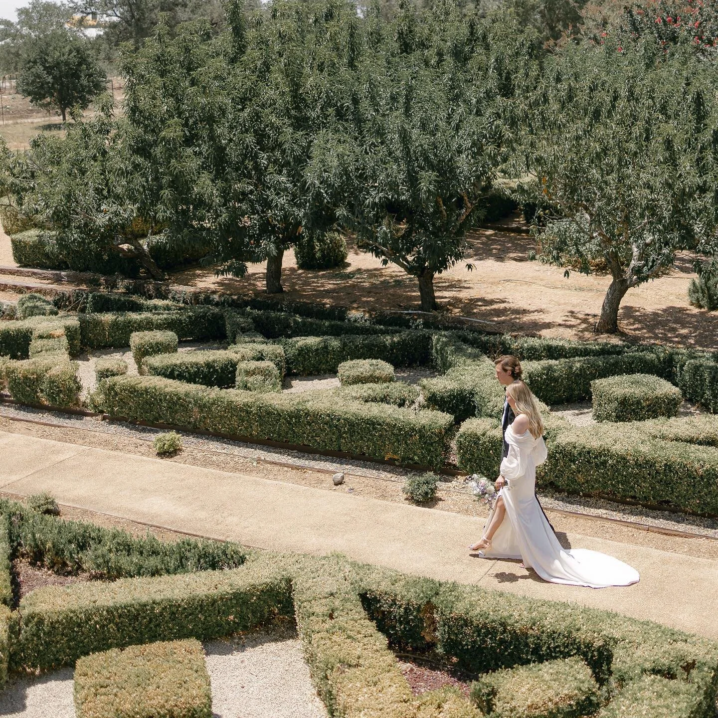 the gardens of @cranesburyview are unreal. 😍😍

&bull;

&bull;

&bull;

&bull;

&bull;

#austinweddings #austinweddingplanner #austinweddingdesign #weddings #texasweddingplanner #texasbrides #sanantonioweddings #wacoweddings #hillcountrywedding #eve