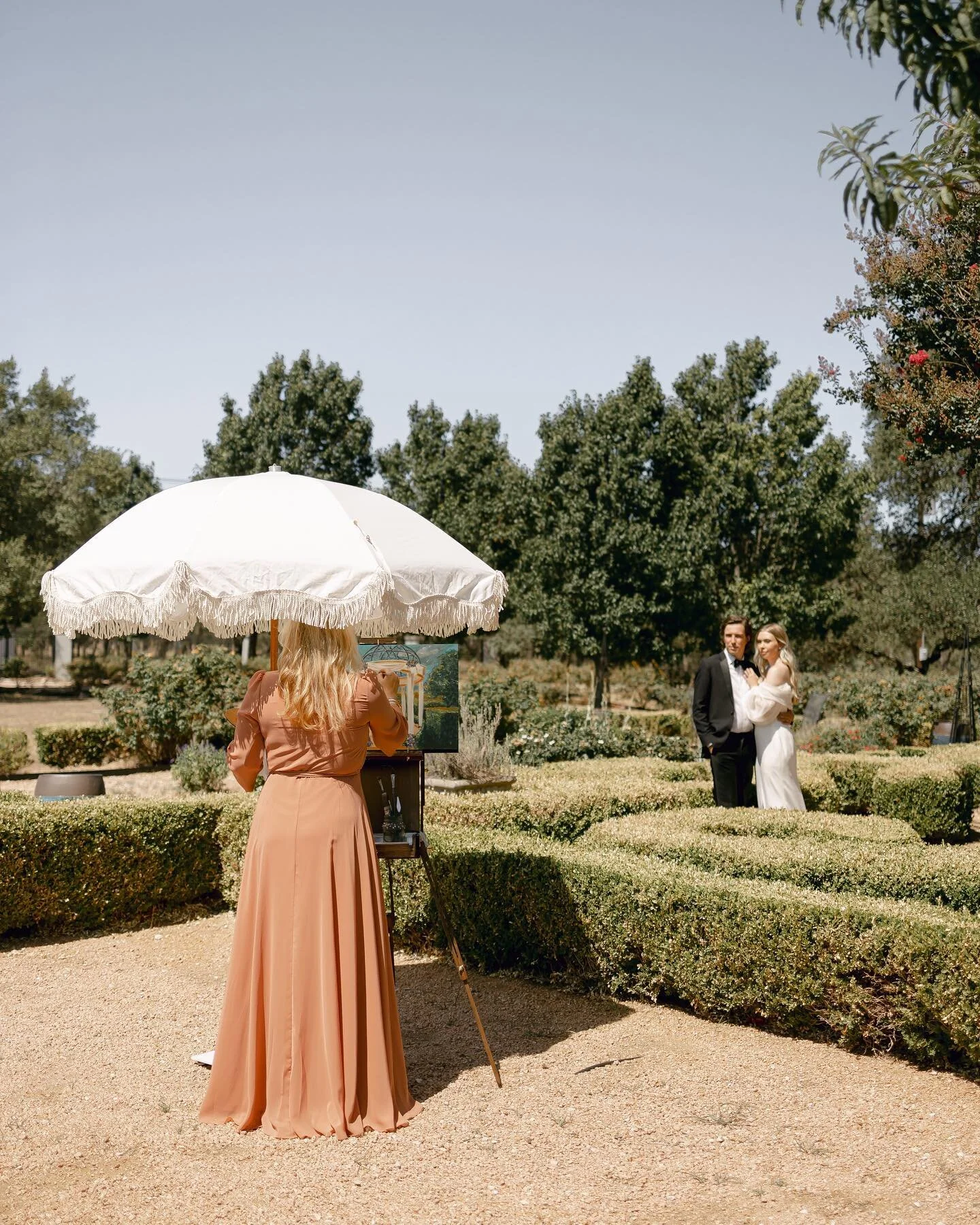 Painting in the garden. 🌷🌿✨

painter: @ca_milleworks 
photography: @k.larsonphotography
