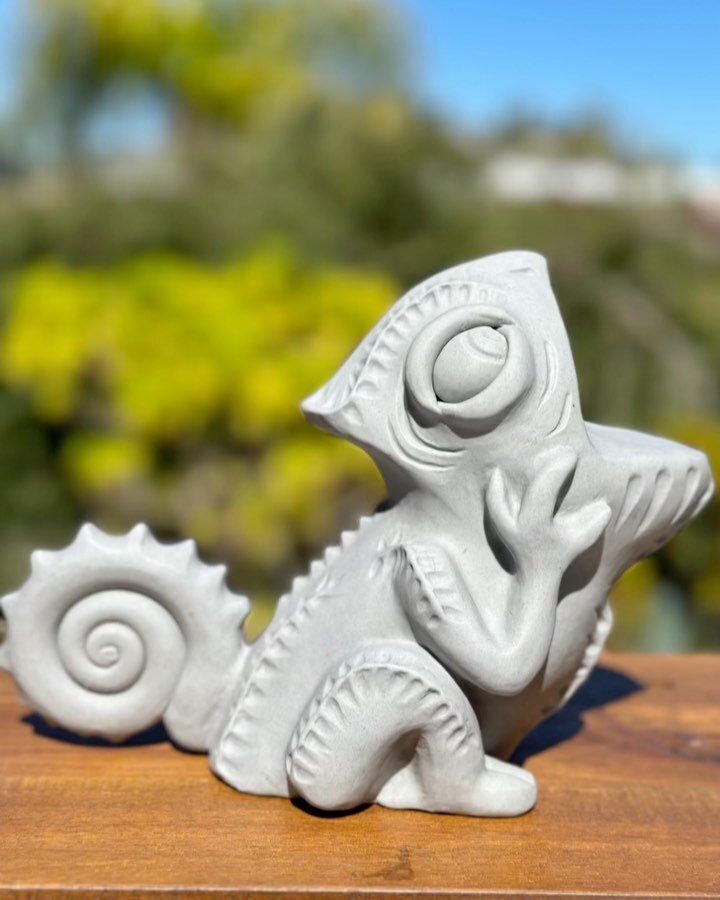 Aloha! Happy #mugmonday!
Introducing Joe &ldquo;The Suffering Chameleon&rdquo;! 

In the next coming weeks, I&rsquo;ll be working hard on making a mold of Joe here. I plan on releasing him @tikioasismarketplace this year in August! Just so happens ti