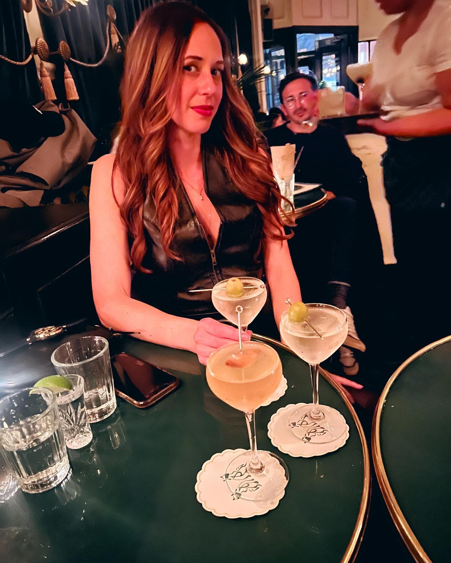 Back from NYC with a photo dump &amp; eating/drinking recos🍕

@deuxchatsbk for martinis pre or post a slice at @finipizza (not pictured bc I am not skilled enough to hold pizza, water and take a picture while standing). 

@viacarota for a late lunch