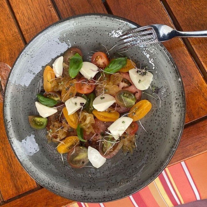 Light, fresh, and perfect for summer!🌞 Our Caprese Salad featuring Vannella Bocconcini, heirloom tomatoes, fennel jam, basil, and olive oil, is a refreshing dish for warm days. 🥗🍅🍽️⁠
⁠
#corerestaurantandbar⁠