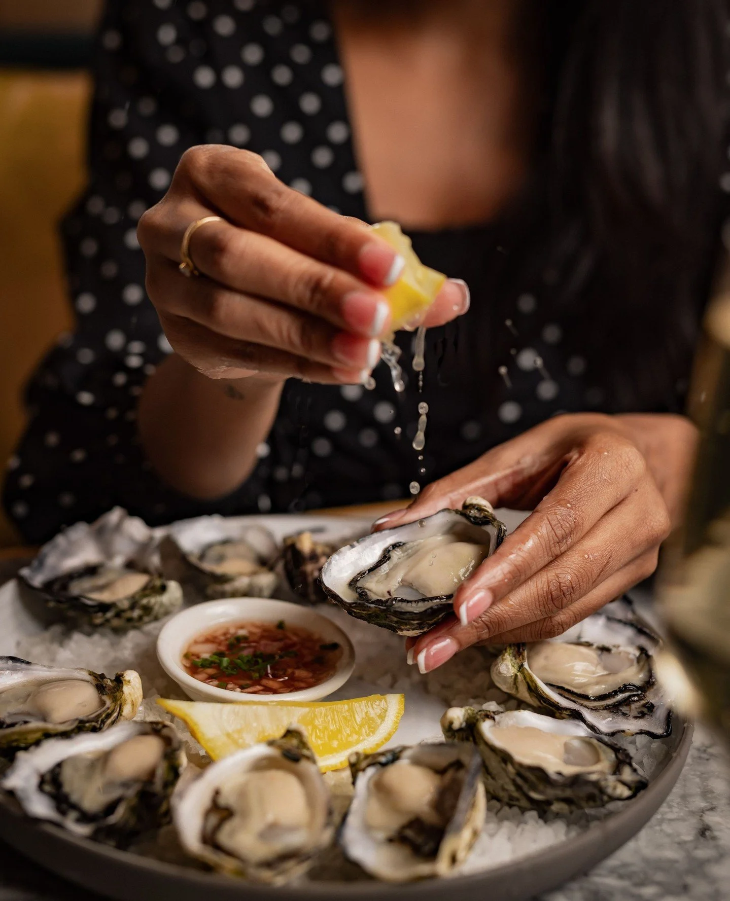 Hobart is still soaking up the warmth ☀️🦪 Grab fresh oysters while you can before the chill sets in - the perfect last taste of summer!