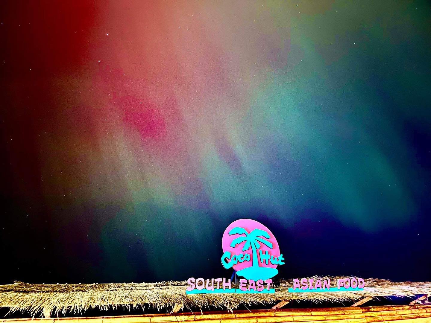 The beautiful Aurora happening over Coco Hut last weekend, snapped by our Head Chef Noah (taking a quick break from cooking a million Pad Thai!) 
😍😍😍
The colours match our colour scheme perfectly I think! 
Thanks Mother Nature!
#wanakaaurora #auro