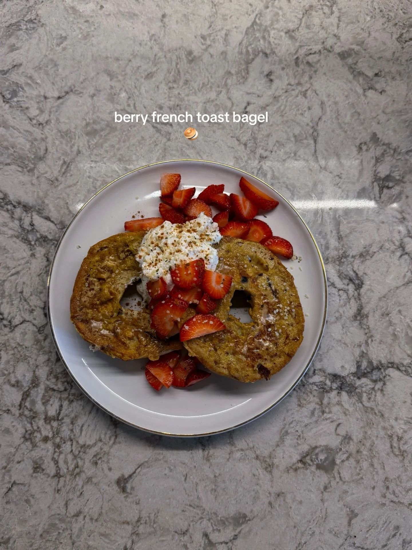 French toast bagel kinda morning 👩🏼&zwj;🍳🥯

&mdash;&mdash;
#frenchtoast #breakfastrecipe #frenchtoastrecipe #healthyrecipe #eats