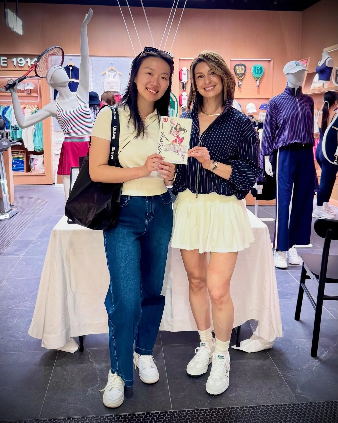 Post-sketch pose 🩷 Thank you, Mary, for joining me in this snap.
&bull;
I loved creating your Live Illustration at the new @wilsonaustralia store opening at @emporiummelbourne @vicinitycentres 
&bull;
See previous post for more lovely people &amp; p