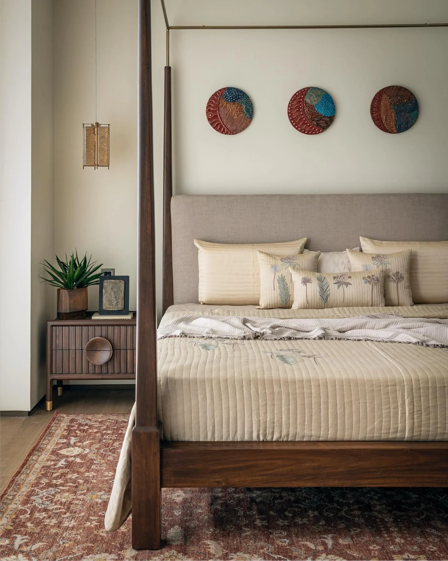 At Tall Storeys Collaborative, we let the ocean guide the design. Every room was aligned to capture its shifting moods&mdash;sometimes calm, sometimes dramatic&mdash;while still carving out spaces for privacy, work, and quiet reflection.
The balance 
