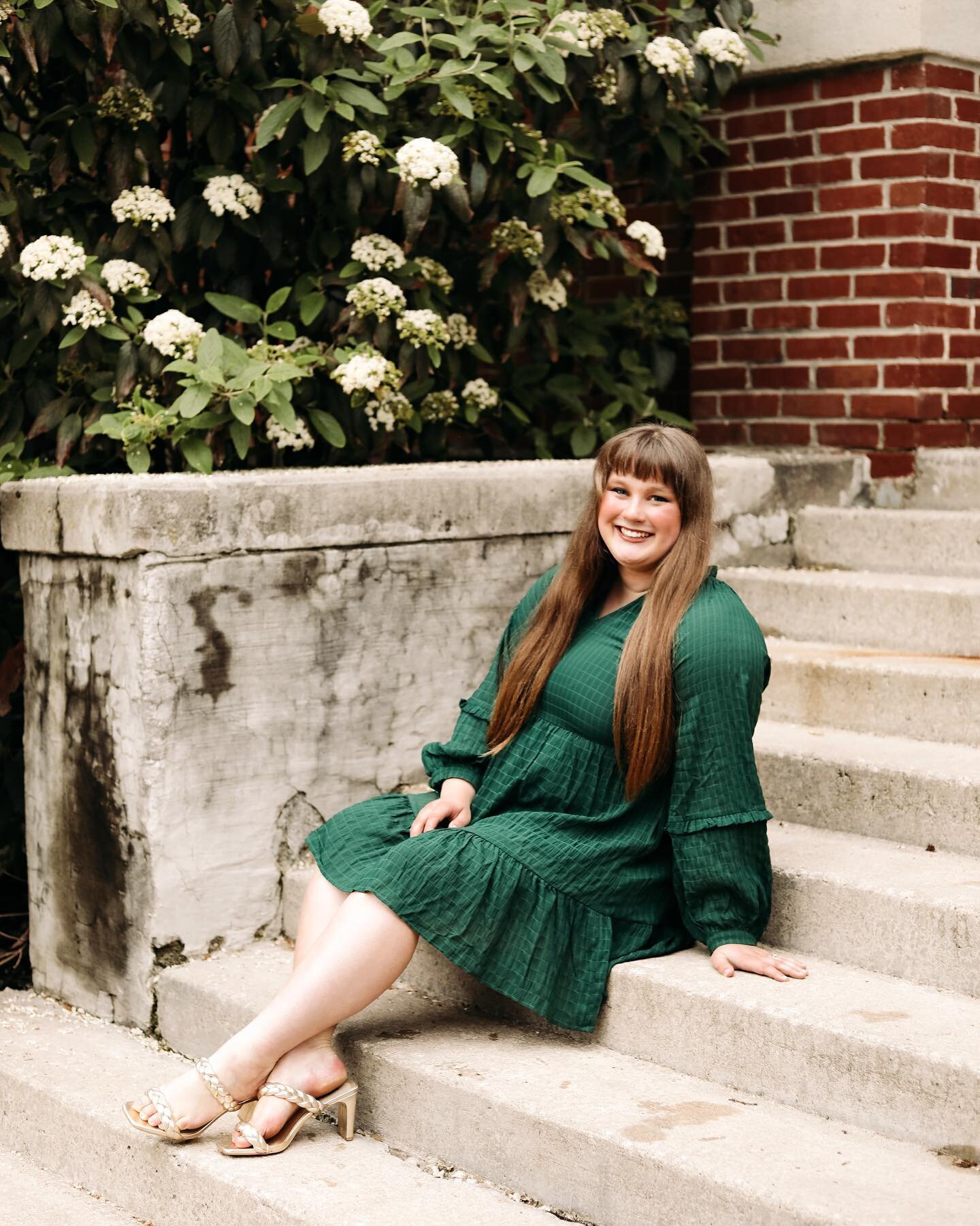 Warm weather and beautiful flowers make for a PERFECT time to shoot!! I am obsessed with this shot, and all props to this gorgeous senior!!🤍📸
&bull;
&bull;
&bull;
#graduationportraits #cmueagles #classof2022 #centralmethodistuniversity #canonphotog