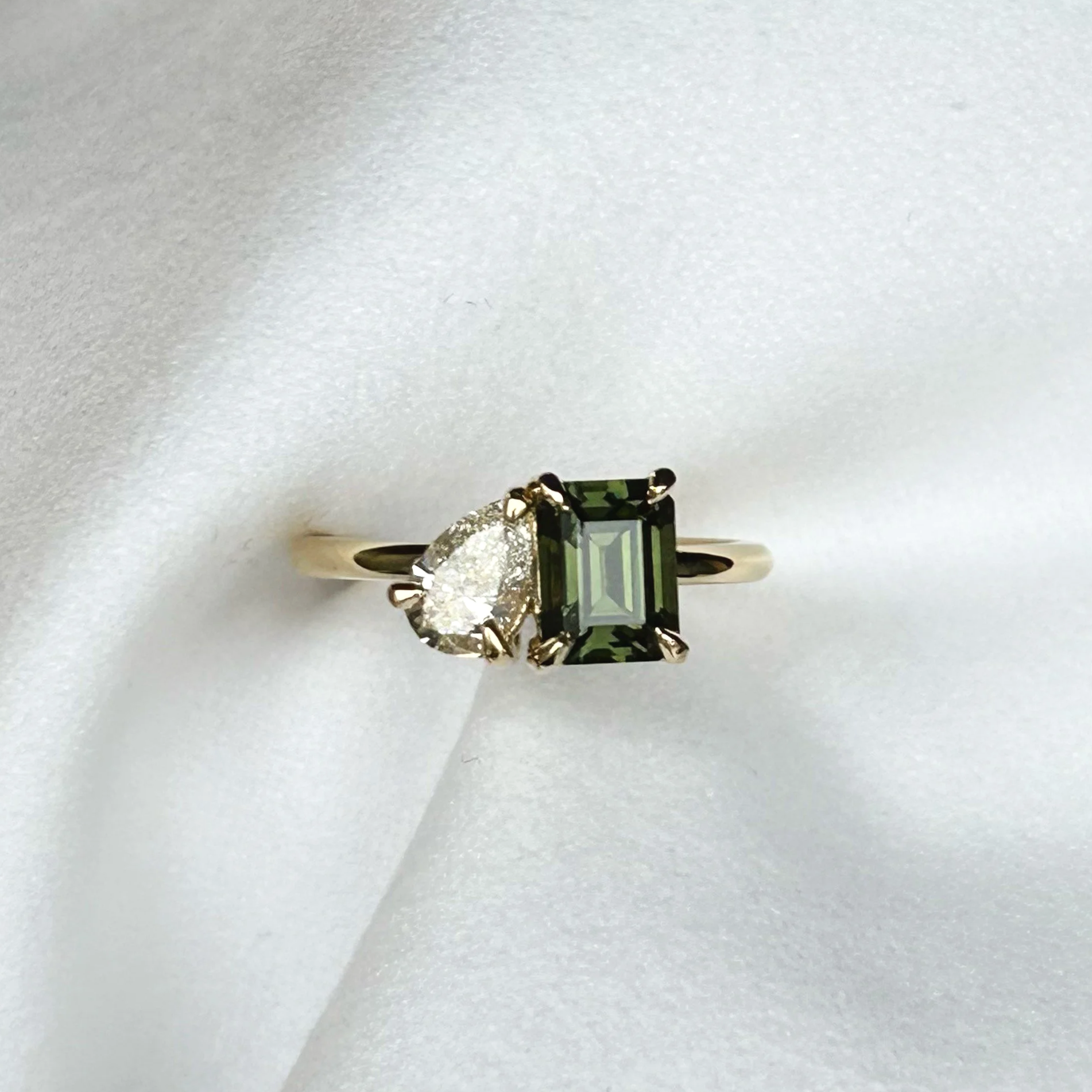 Pear diamond and green sapphire toi et moi ring