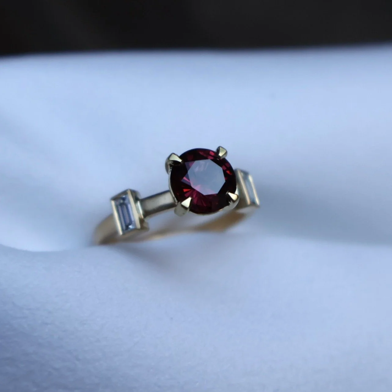 Introducing the Mod Ring ✨ My interpretation of the modernist subculture that emerged in the 1960s, translated into a ring with bold colours, geometric patterns and straight lines.

I've always loved the fashion, style and sense of rebellion that cam