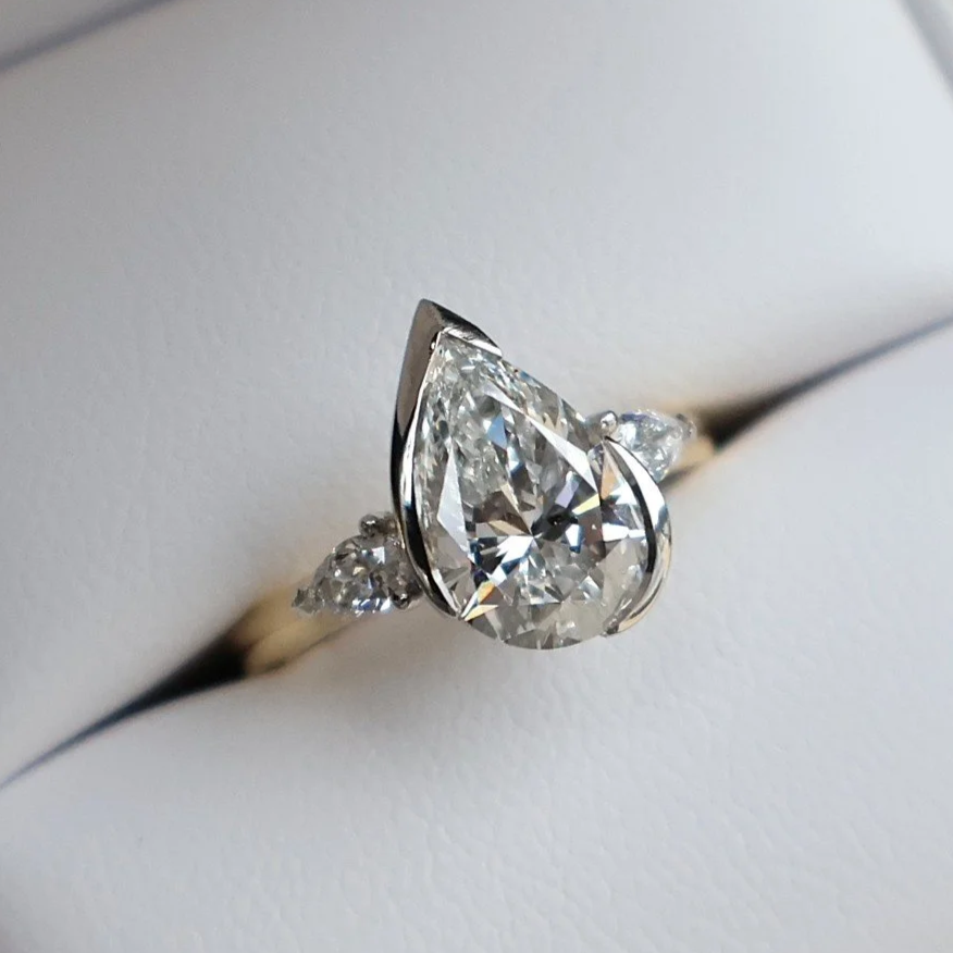 Unique semi bezel setting