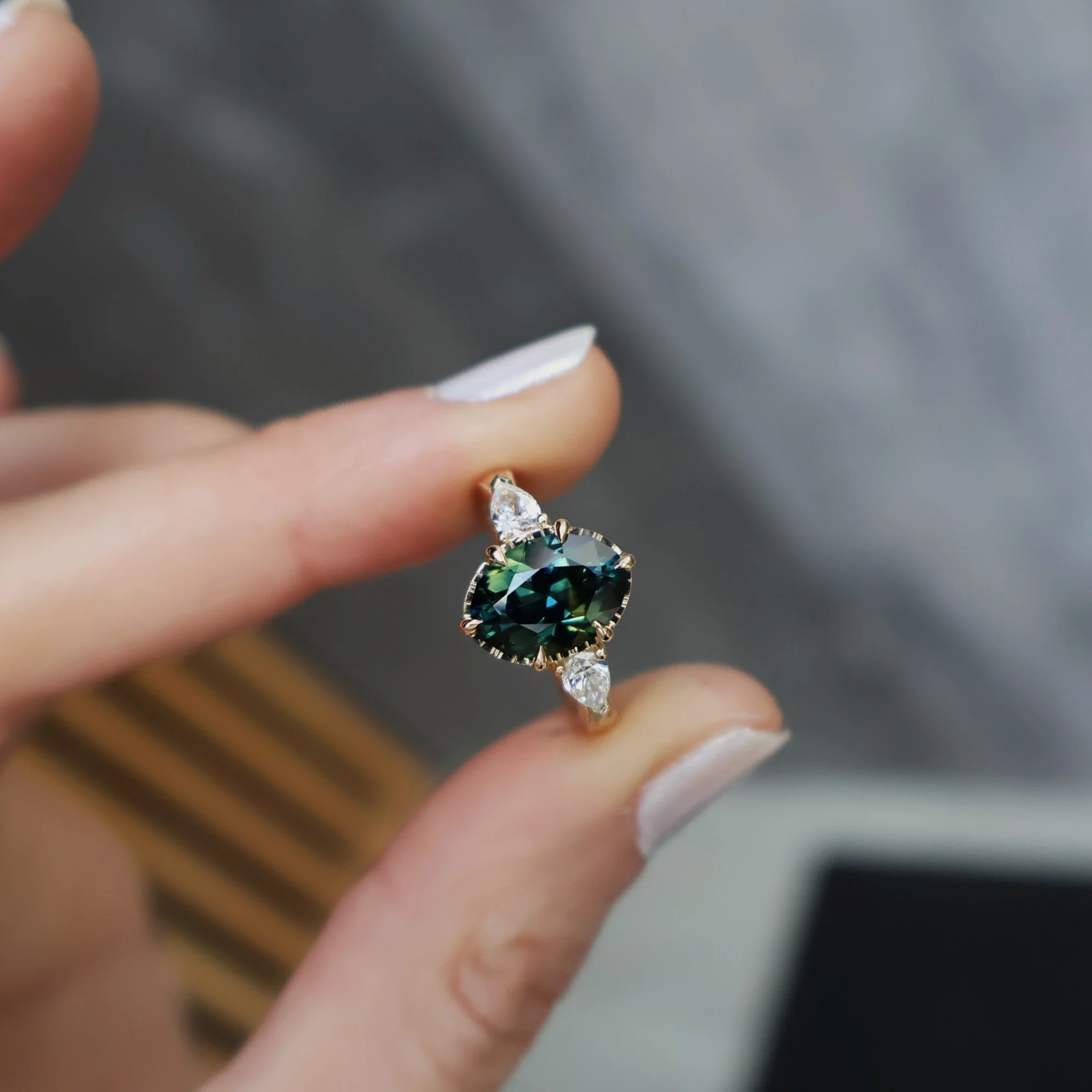 Oval parti sapphire ring in yellow gold