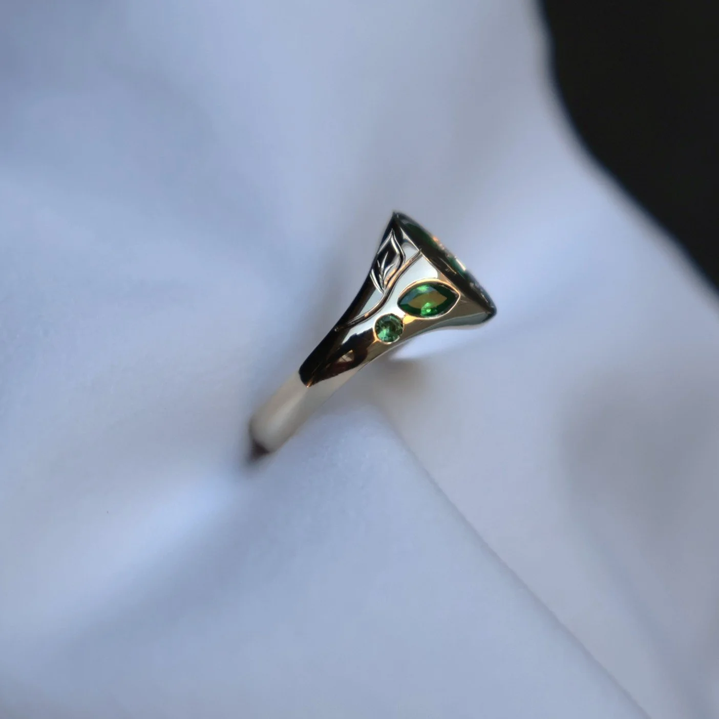 9ct yellow gold leaf signet ring side view
