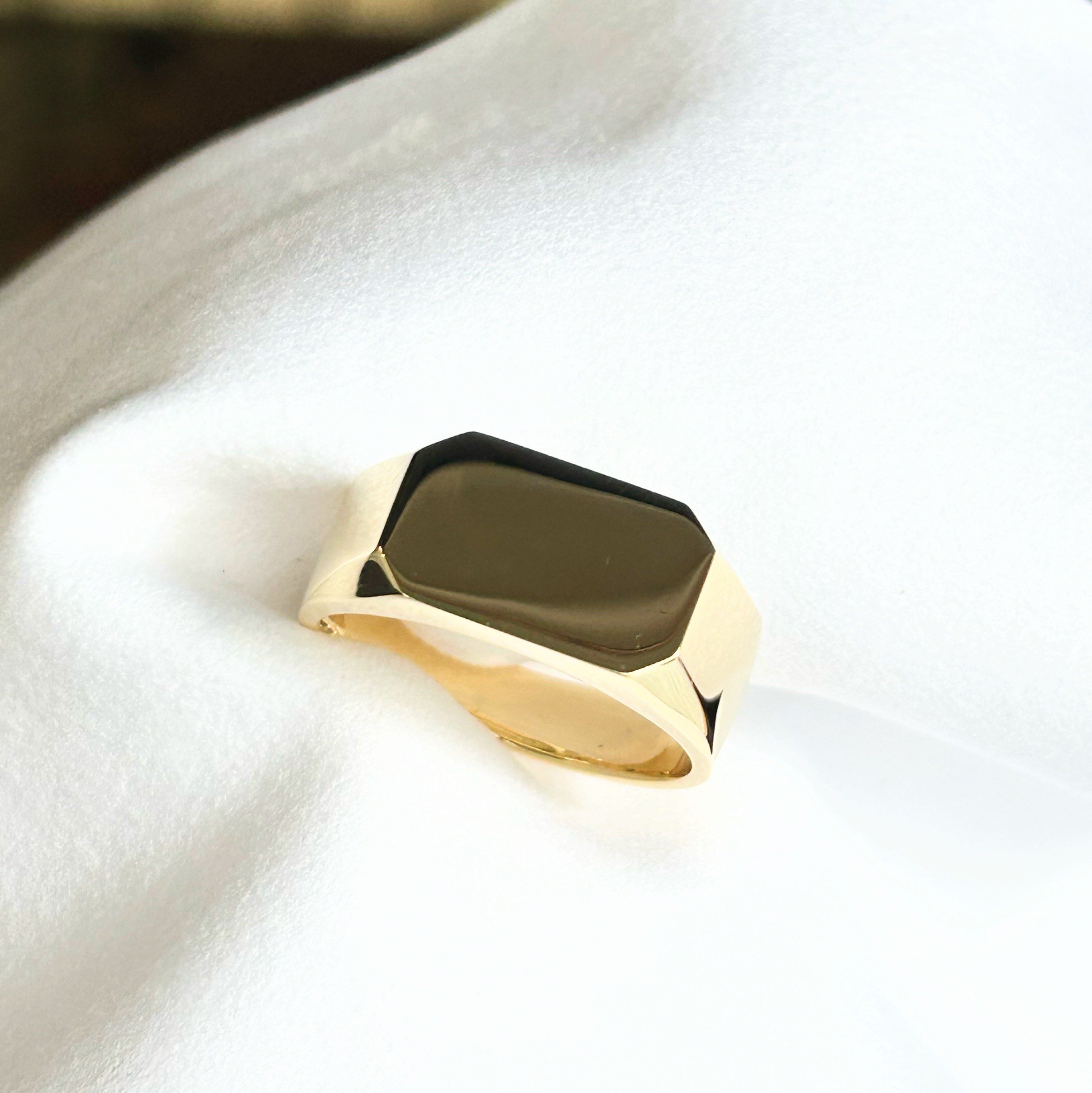 Octagonal signet ring made in 18ct yellow gold