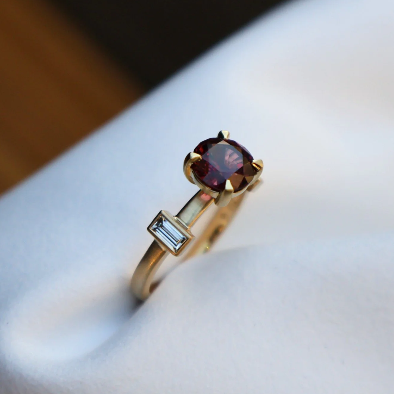 Buy now | Red spinel ring made in yellow gold with baguette diamonds