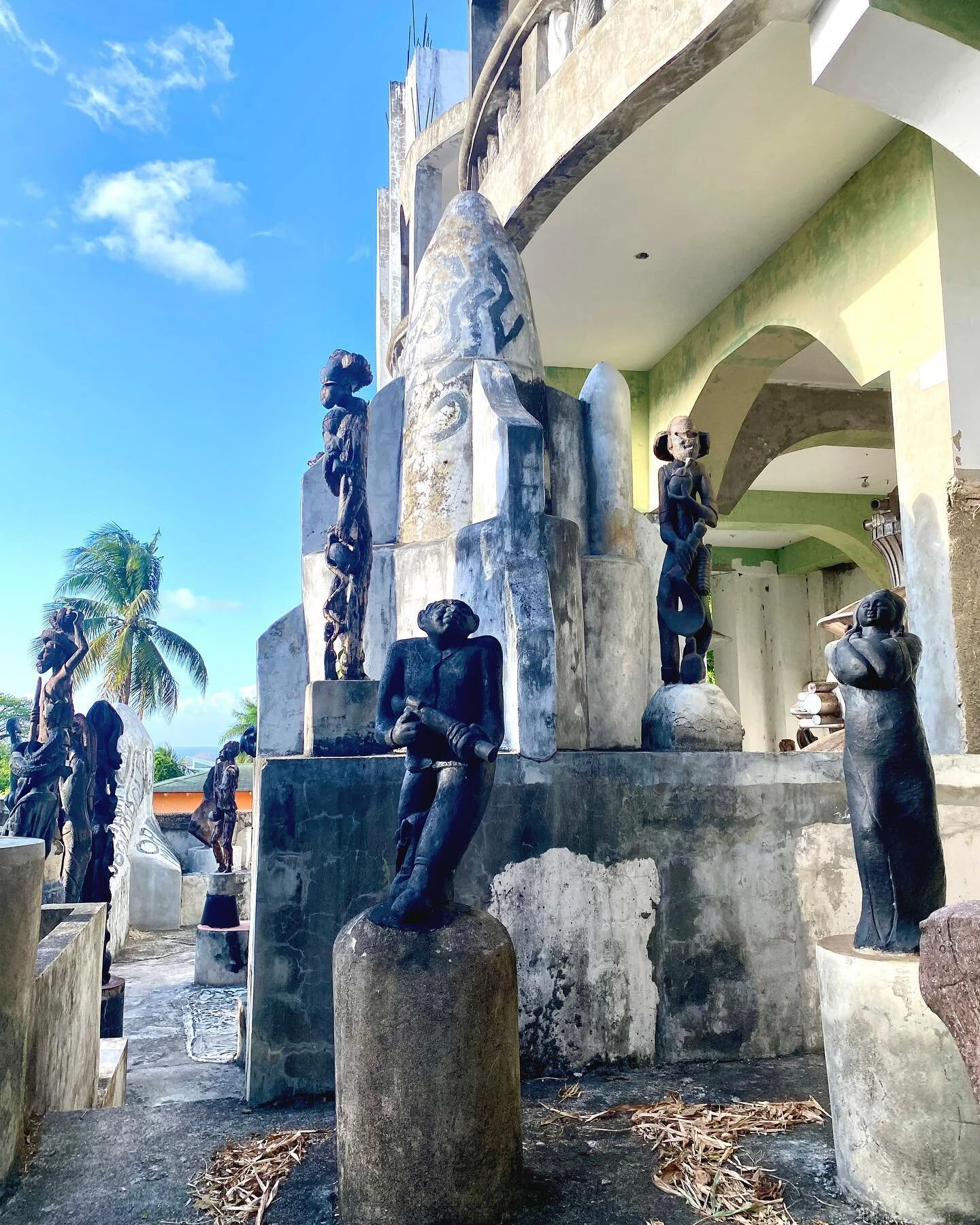 Castillo Mundo King day 3&hellip; an oddity among oddities&hellip;. Waiting for godo.  @castillomundo  #castle #architecture #architect #engineering #building #wood #woodcarving #stone #stonecarving #statues #sculpture #vision #inspiration #aliens #s