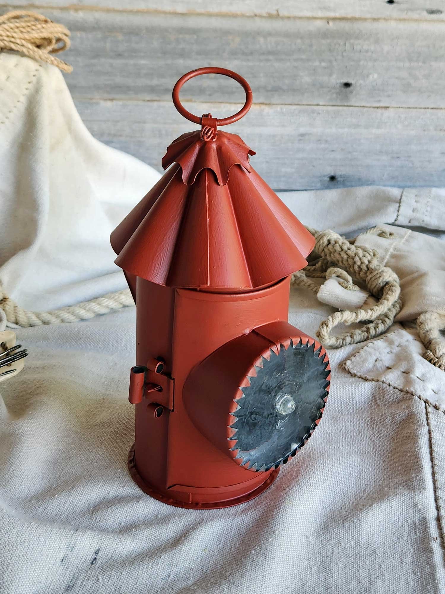 Red-Honest-Lantern-52626-1-web.jpg
