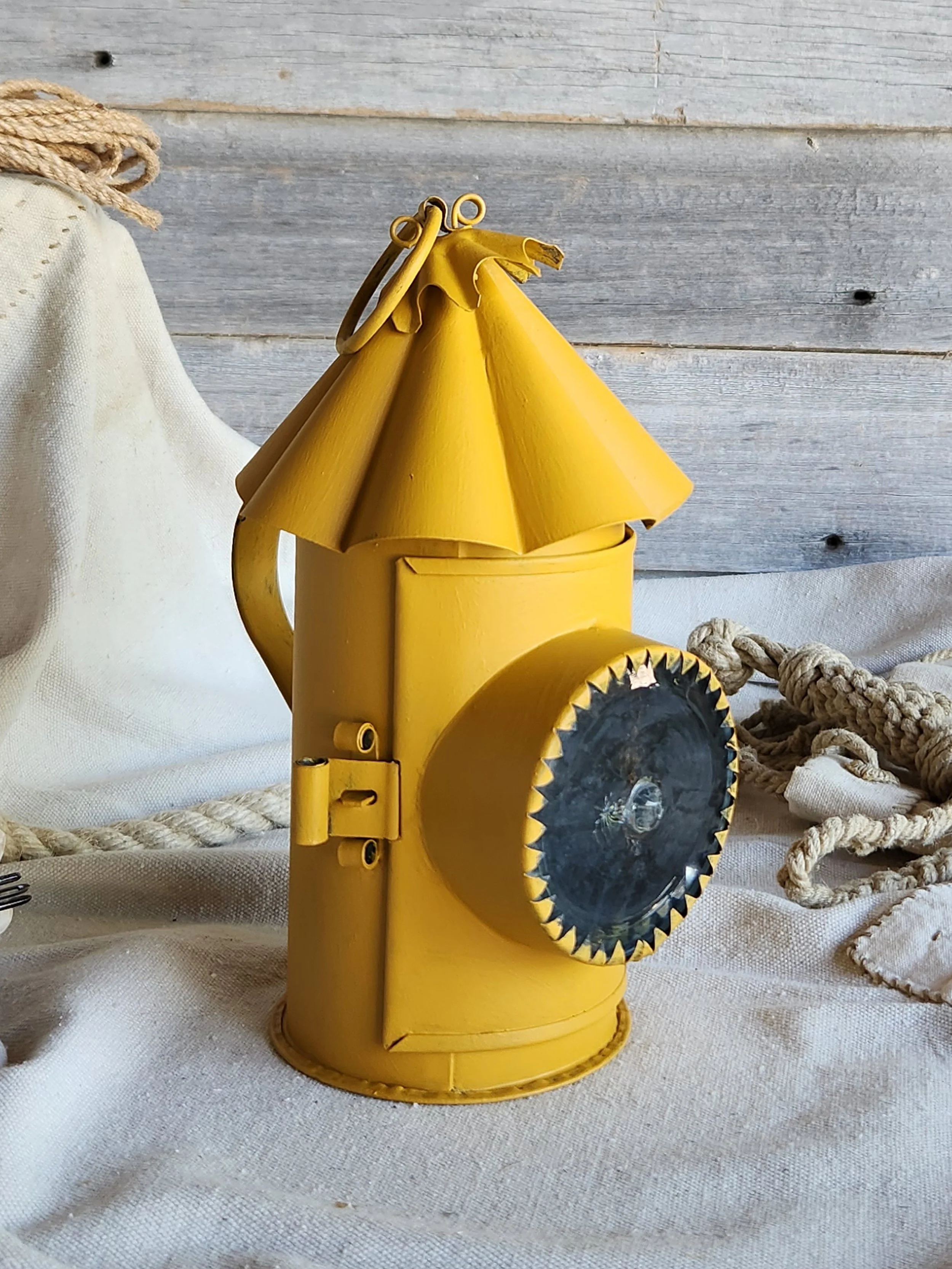 Yellow Bulls-eye hand lantern 52633.jpg