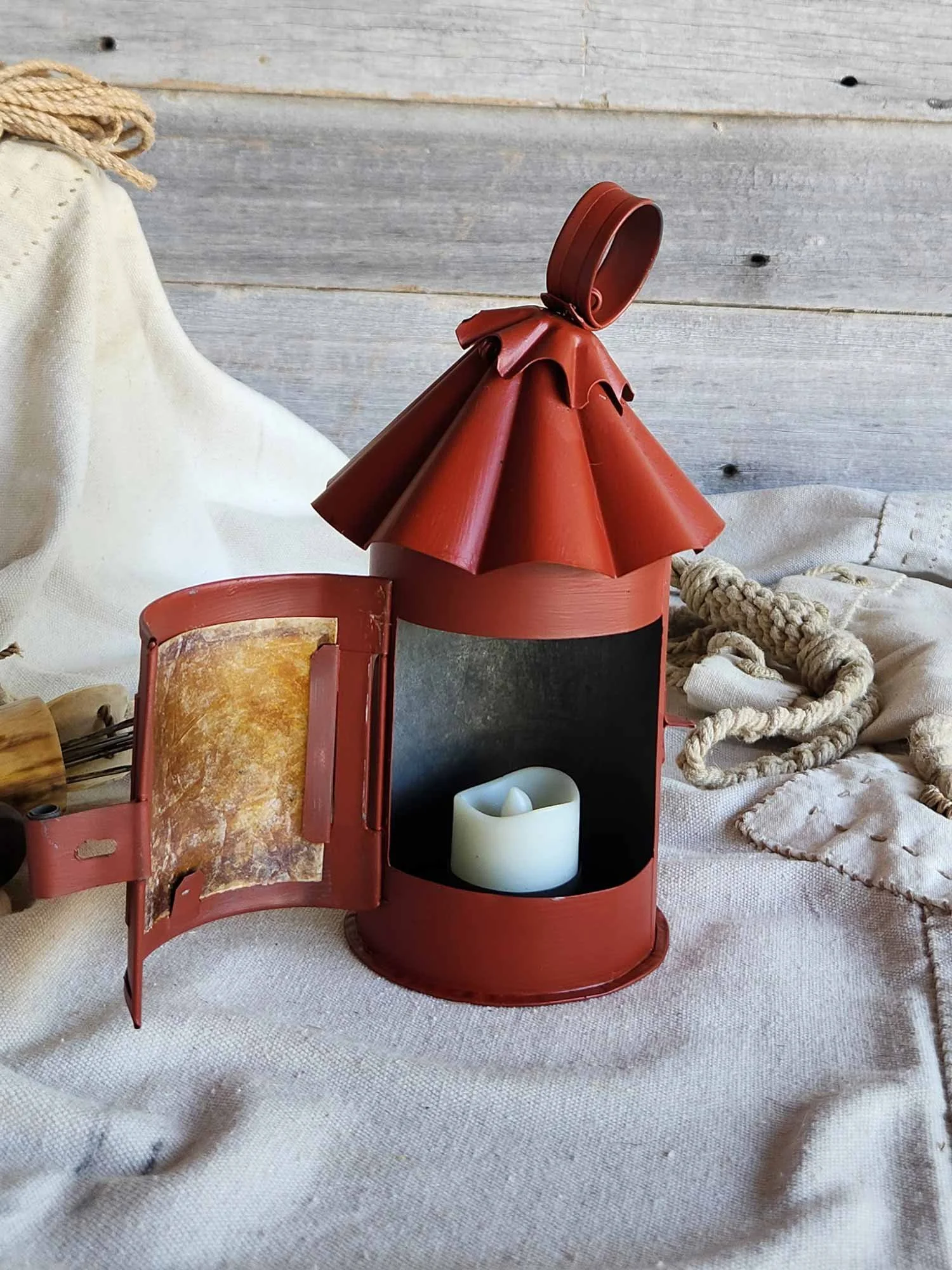Red-Honest-Lantern-52626-4-web.jpg