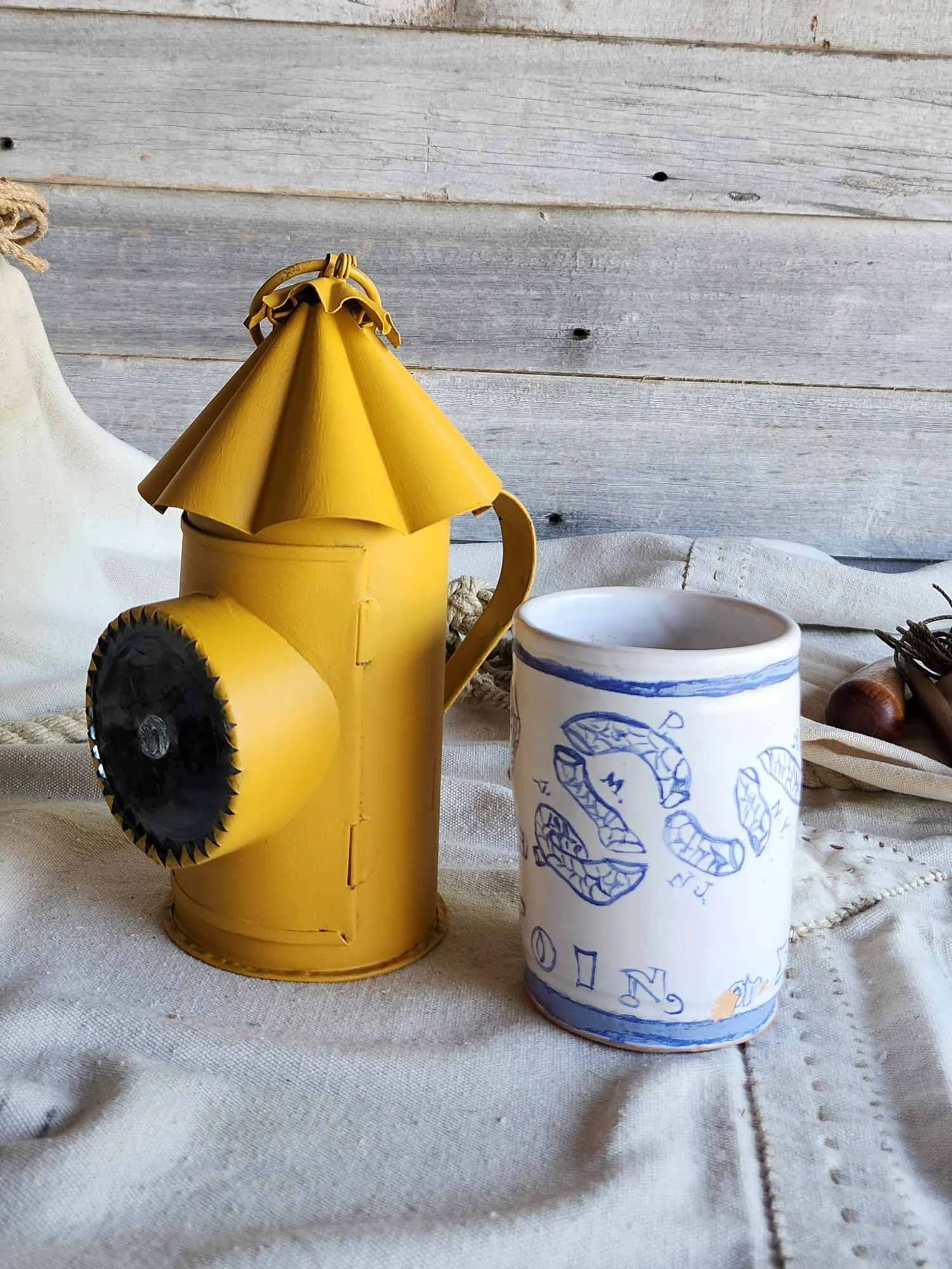 Yellow-Bulls-eye-hand-lantern-4-web-52633.jpg