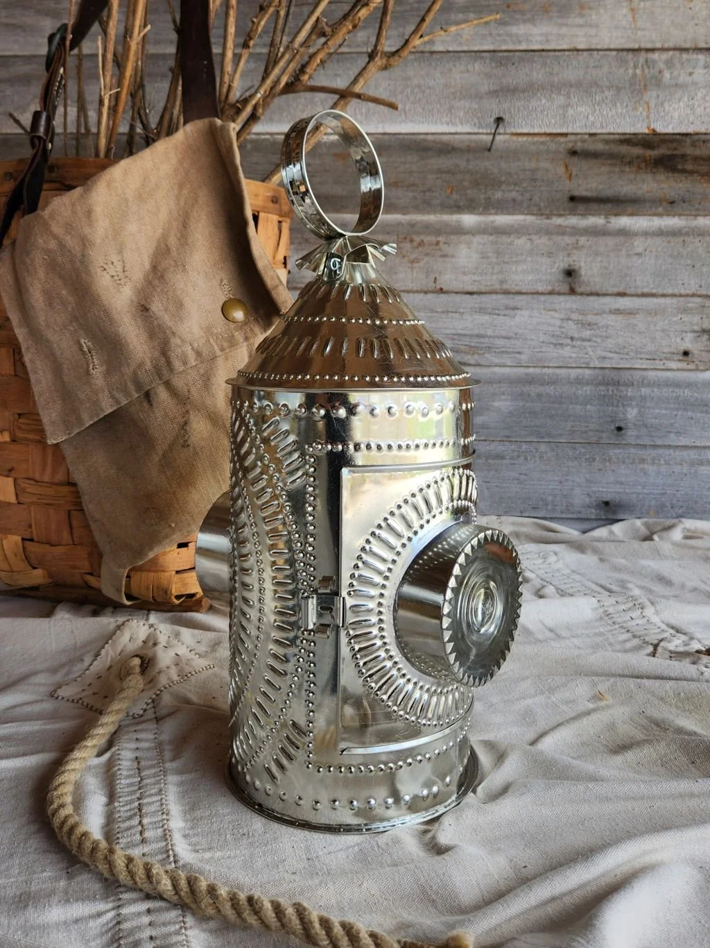 Double bulls-eye lantern 42615-1.jpg