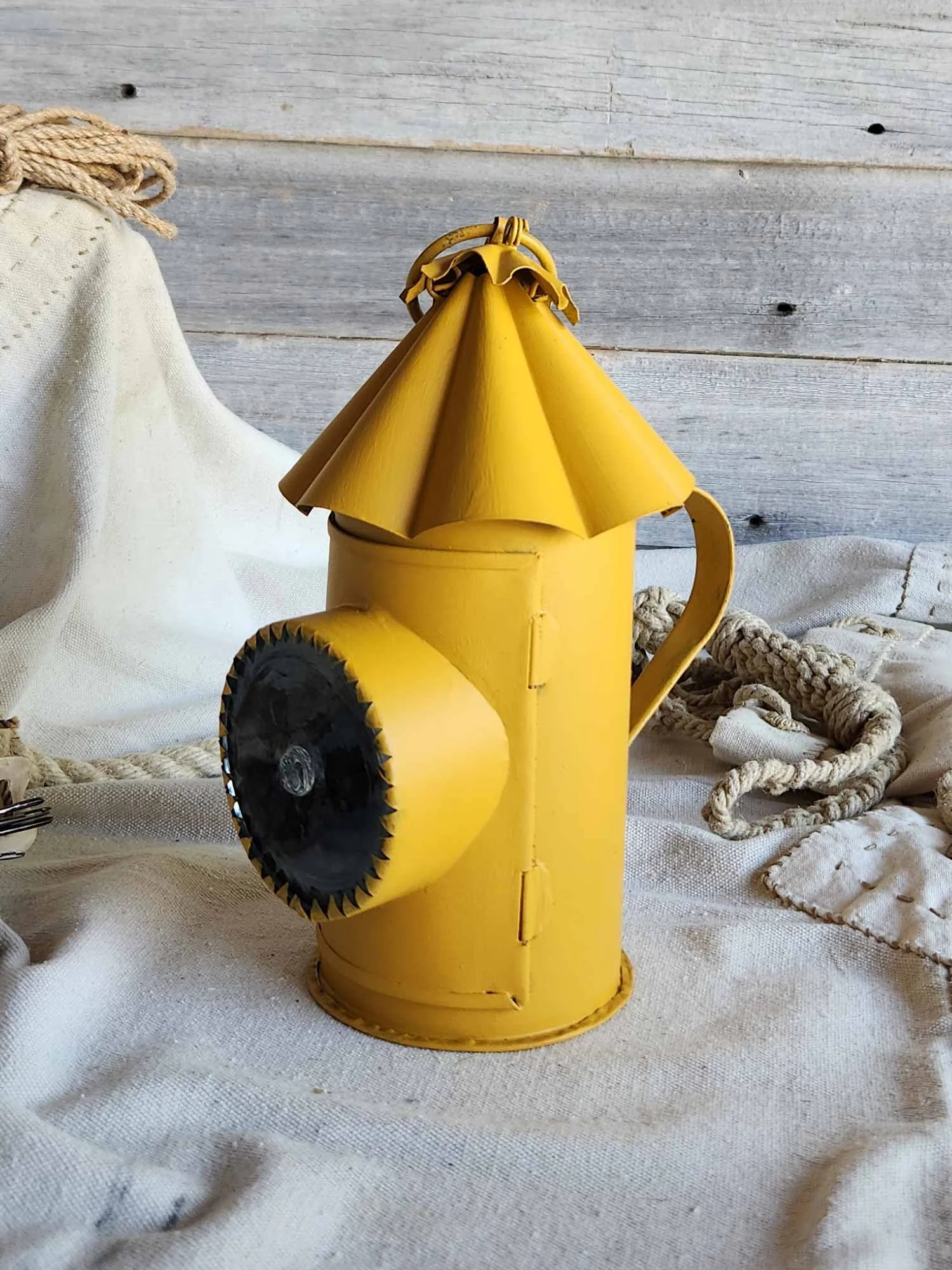 Yellow-Bulls-eye-hand-lantern-5-web-52633.jpg