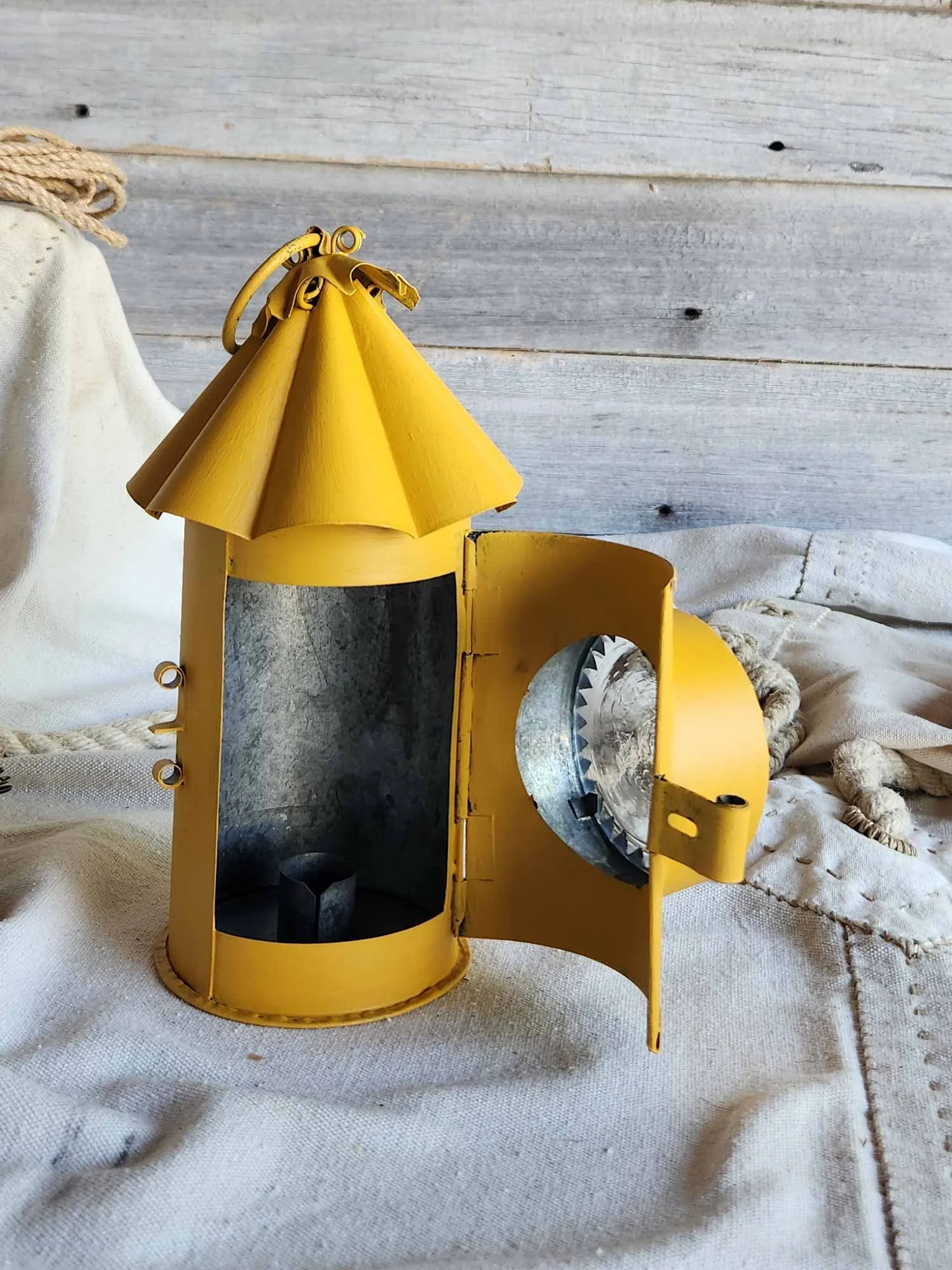 Yellow-Bulls-eye-hand-lantern-2-web-52633.jpg