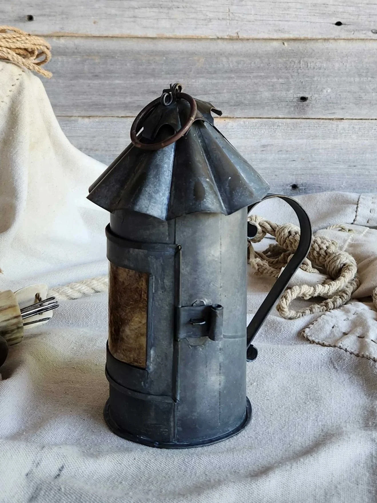Honest-Lantern-52619-3.jpg