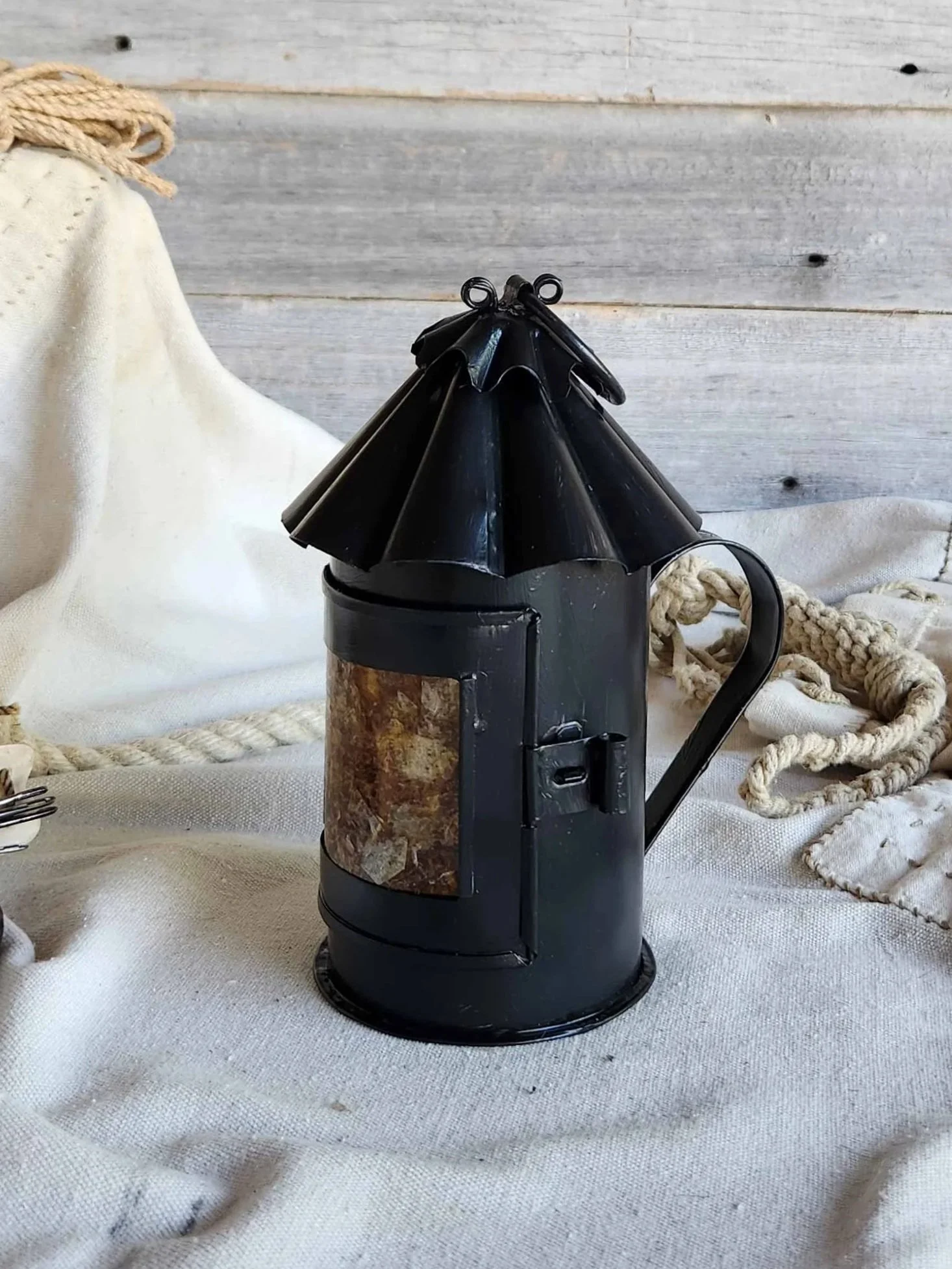Black-Honest-Lantern-2-web--52618.jpg