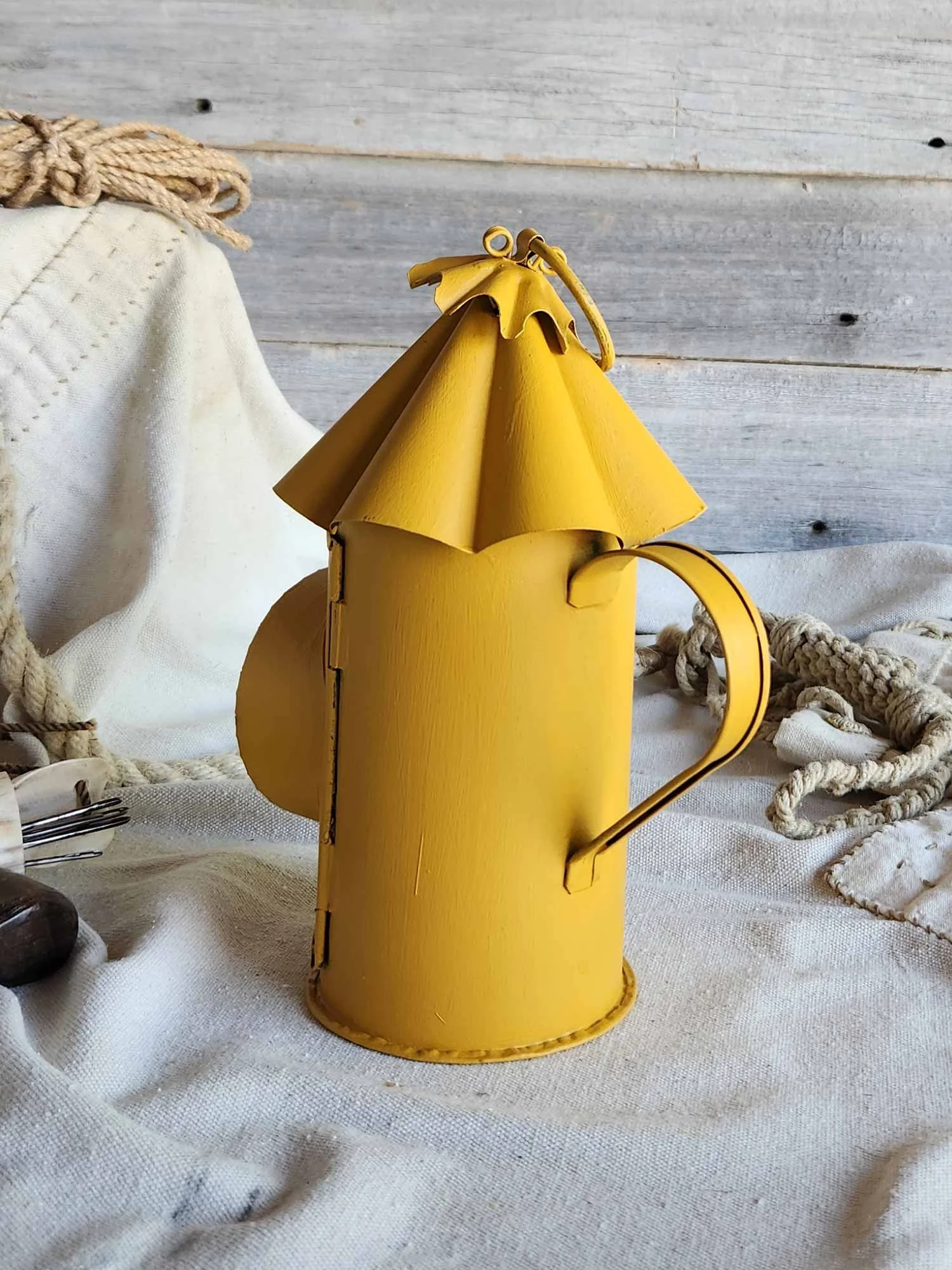 Yellow-Bulls-eye-hand-lantern-3-web-52633.jpg