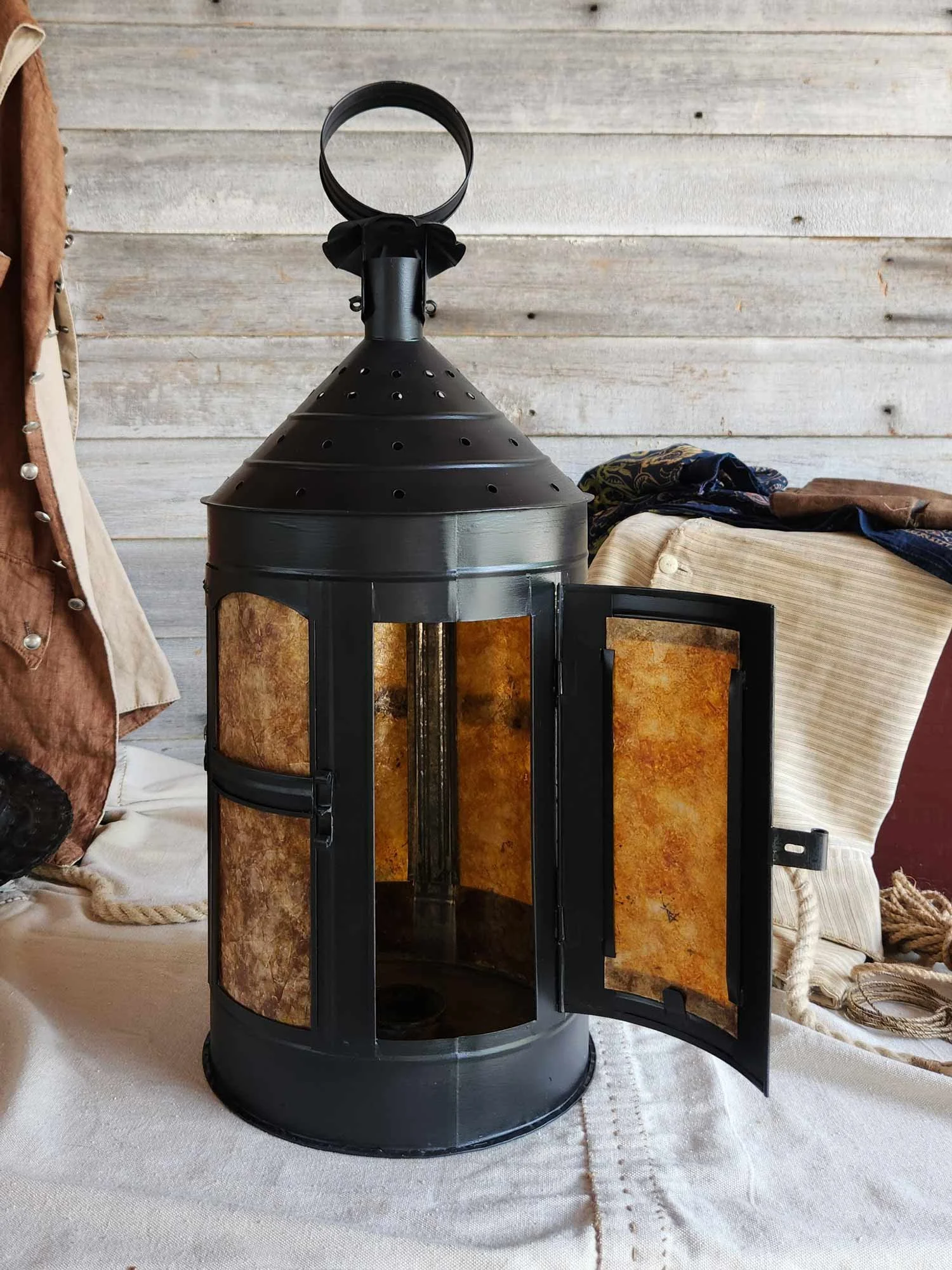 Black-Guardroom-Lantern-25206-1-web.jpg