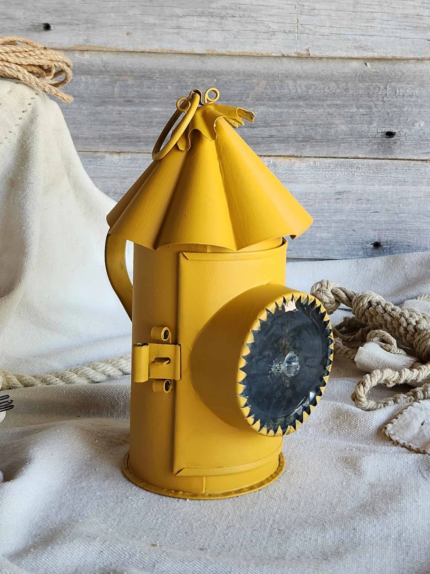 Yellow-Bulls-eye-hand-lantern-1-web-52633.jpg