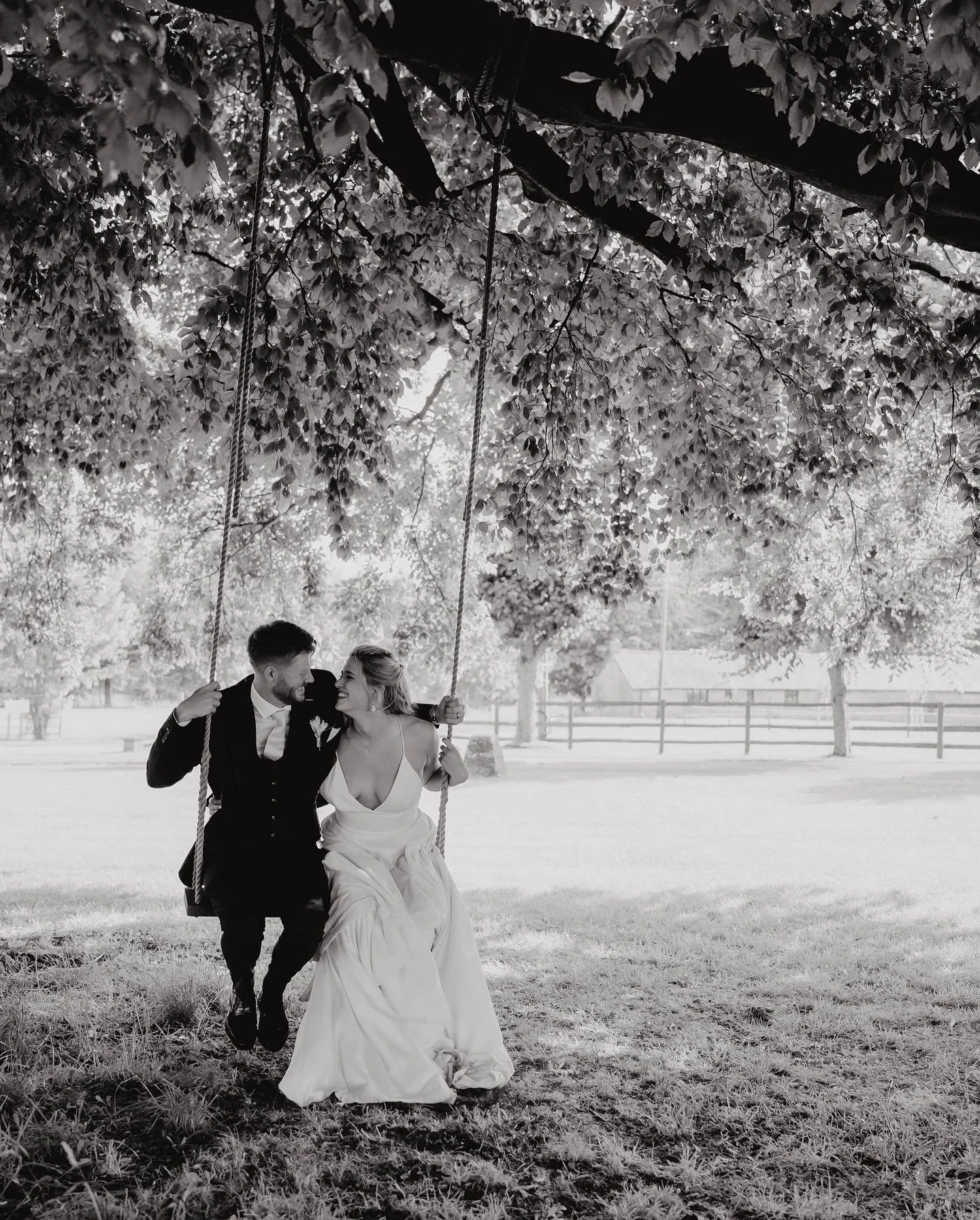 They tied the knot! ✨

A simply beautiful ceremony for Nat &amp; Ed at @thegreatbarnaynho followed by a huge welcome from family and friends with lots of hugs and kisses. 

The bubbly came out 🥂 and so did the sunglasses and fans! It was a true summ
