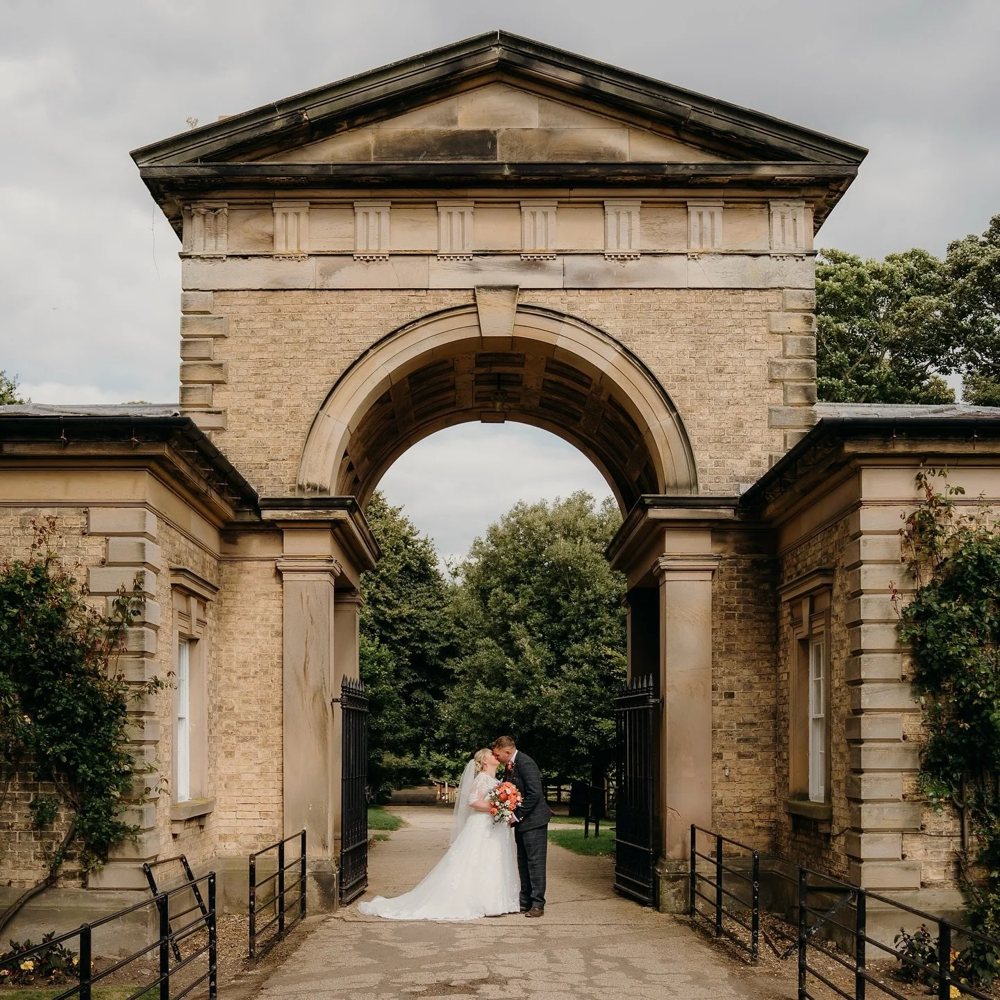 Kylie &amp; Alistair. ✨

This was a lovely day back in August. 
(Which feels like yesterday &amp; now we&rsquo;re nearly in December 😱)

A wedding by the seaside is always a pleasure to photograph, these two made it even more so by being such wonder