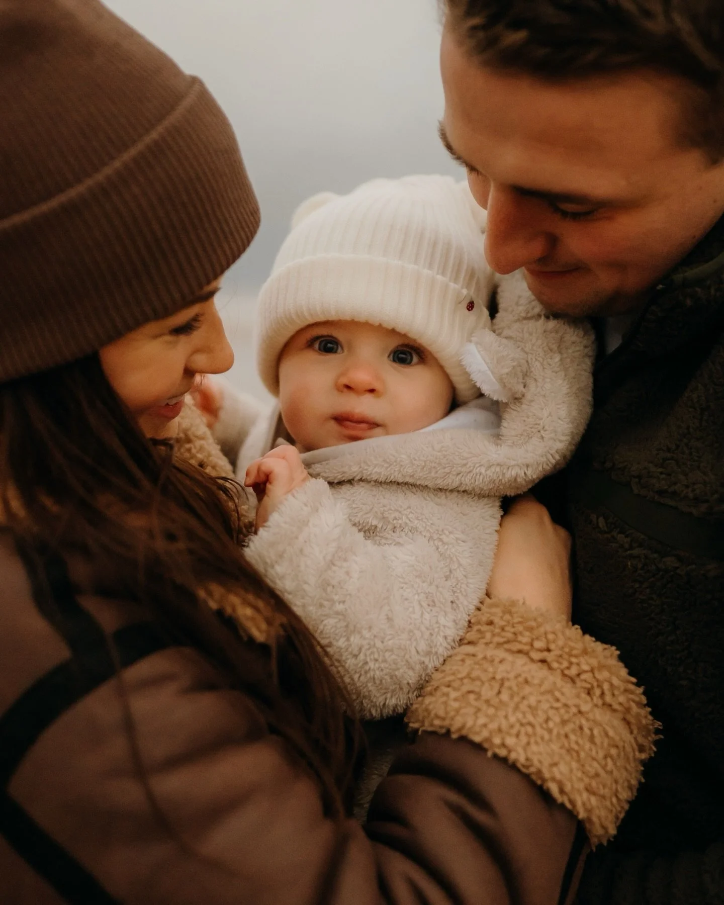 Cosy beach moments with this lovely bunch 🤎