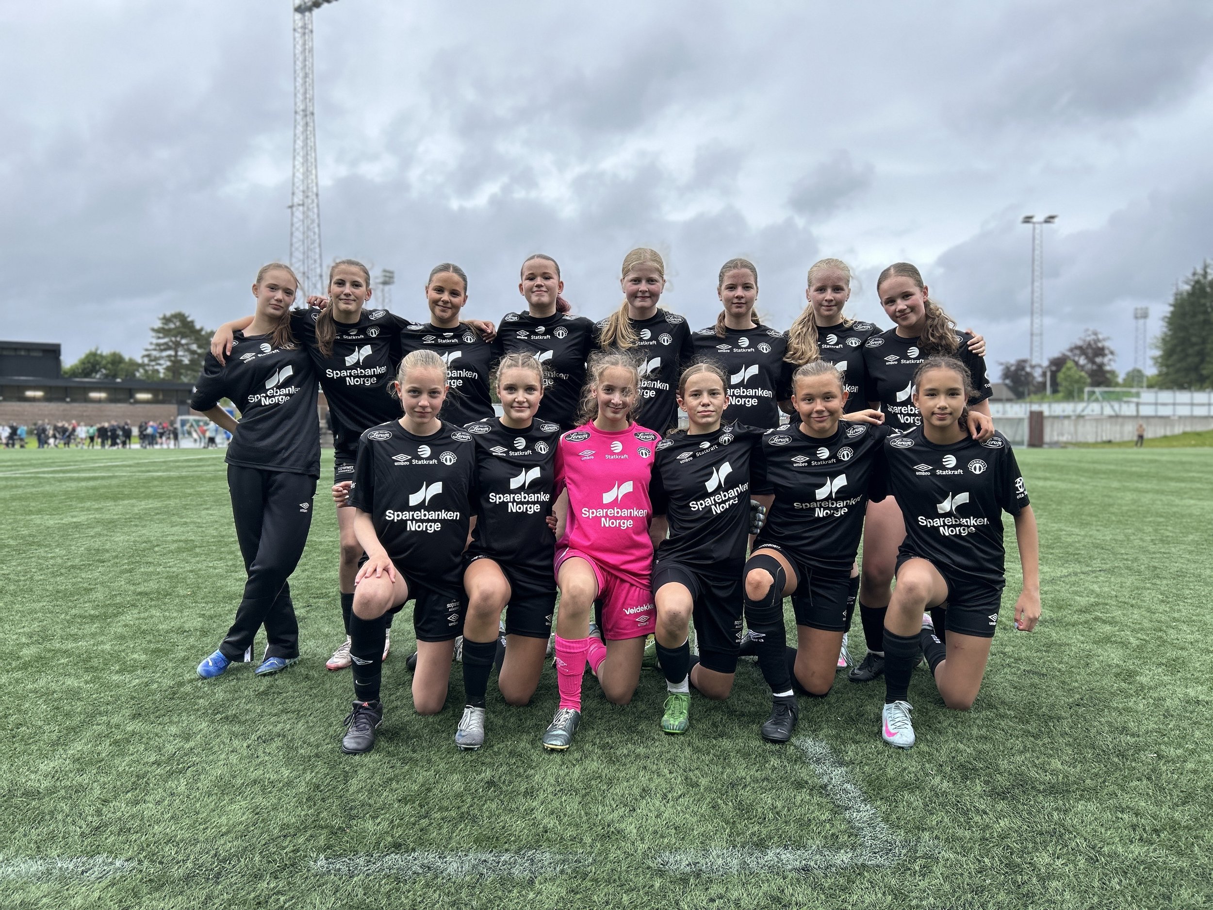 Fine rammer og gode kampar i Florø for SognenettAkademiet-jenter fødde 2011