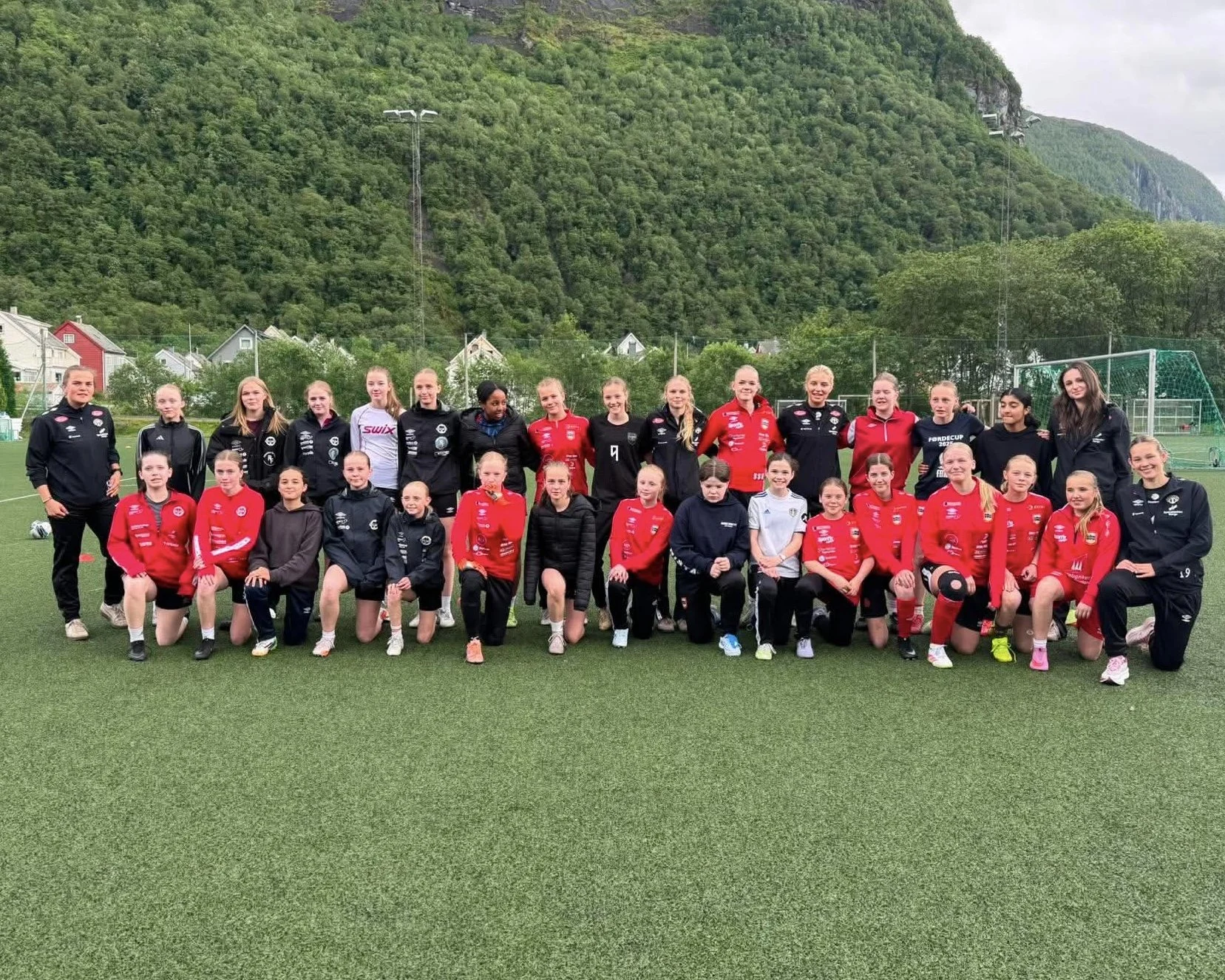 Fotballskule med Sogndal FK Damer og Sogndal Fotball i veke 33!
