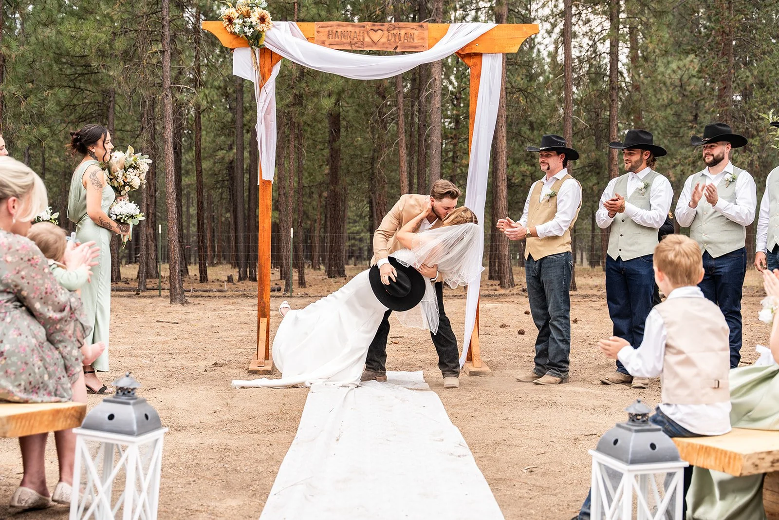 Hannah & Dylan Sneak Peek-11_websize.jpg