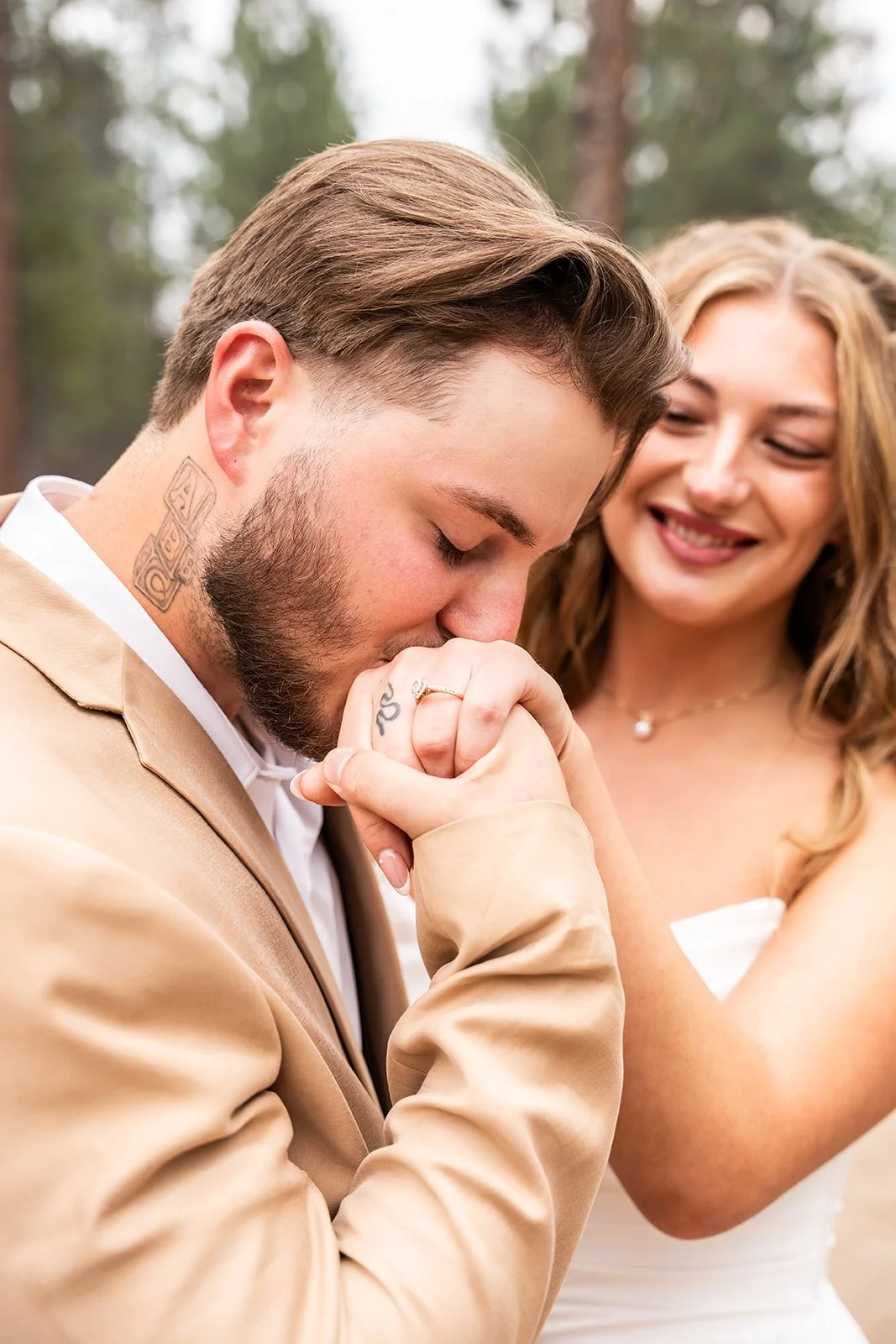 Hannah & Dylan Sneak Peek-21_websize.jpg