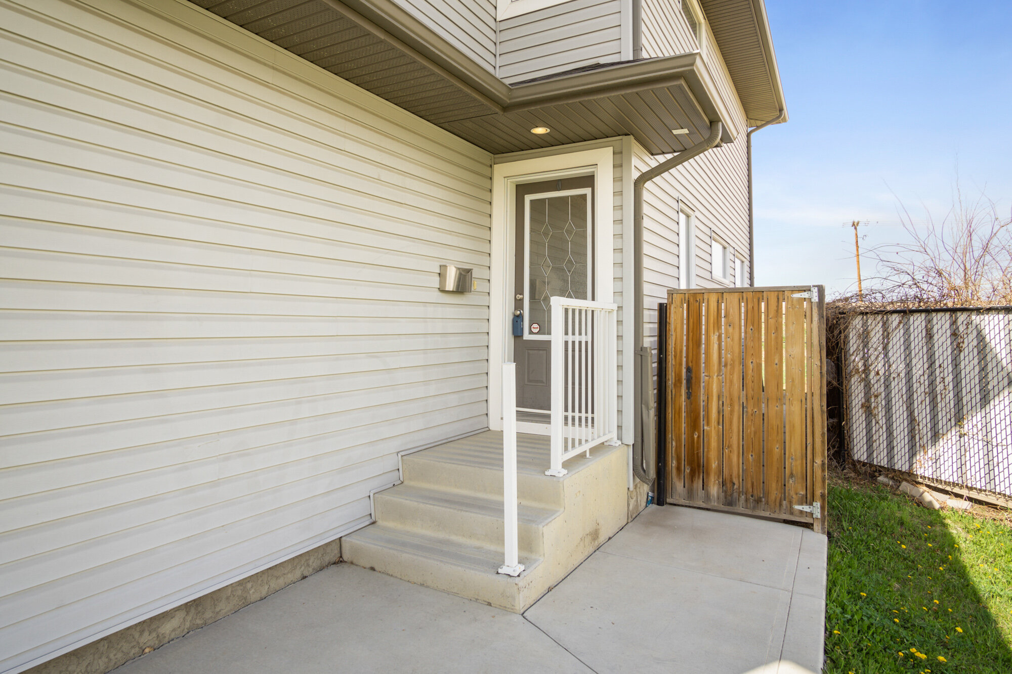 302 Coad Cres-04.jpg