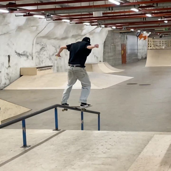 Hallikauden kunniaksi uutta SKATEPARKS OF HEL jaksoa uudistetusta Kontulan @luuppiskate :sta! 
Koko jakso tubessa.

Muistathan myös, että @helridecollective tarjoaa j&auml;senilleen ilmaisia vuoroja hallilta viisi kertaa viikossa ☝🏼JA EARLY BIRD a