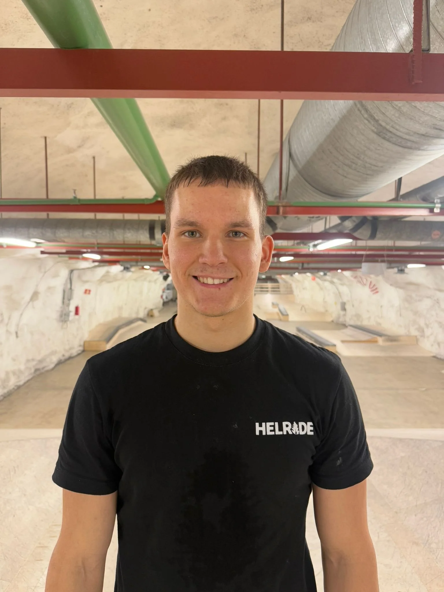 kontulan hallivuoron valvoja mikael hymyilee kuvassa