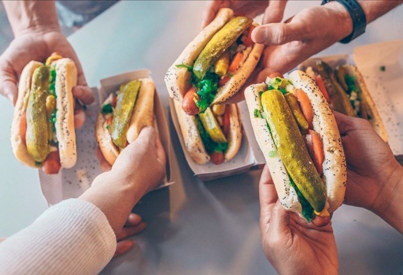 A balanced diet is a hotdog in each hand 😉
📸 @chifoodplanet