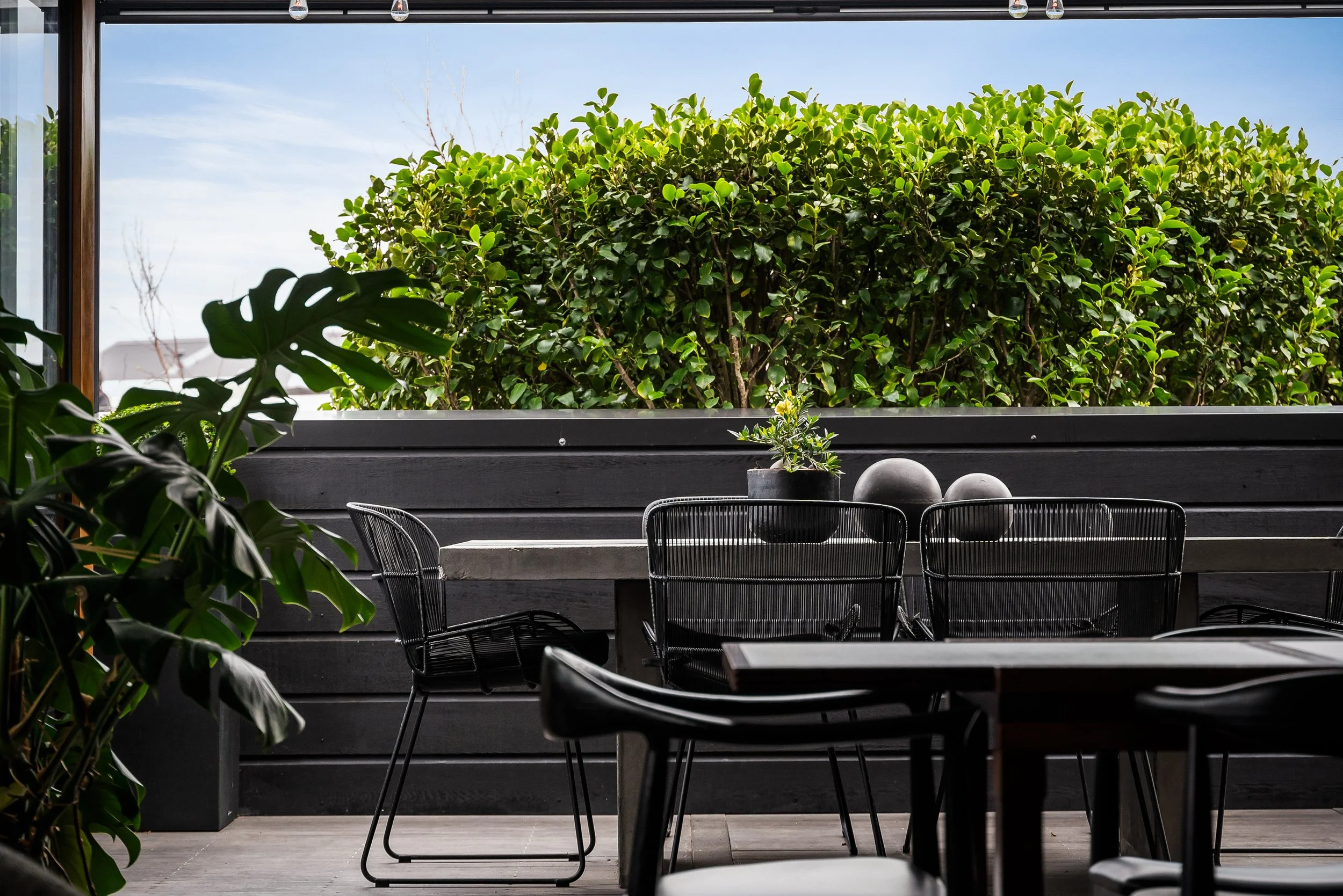 Now offering seamless integration with the outdoors, the living area flows effortlessly onto the extended and sheltered deck via stunning bifolds.