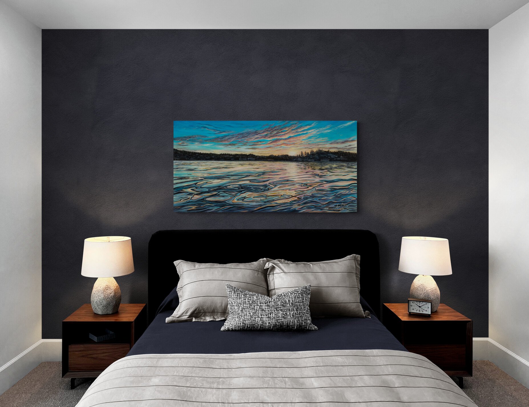 Comfy_bedroom_with_side_tables_and_lamps.jpg